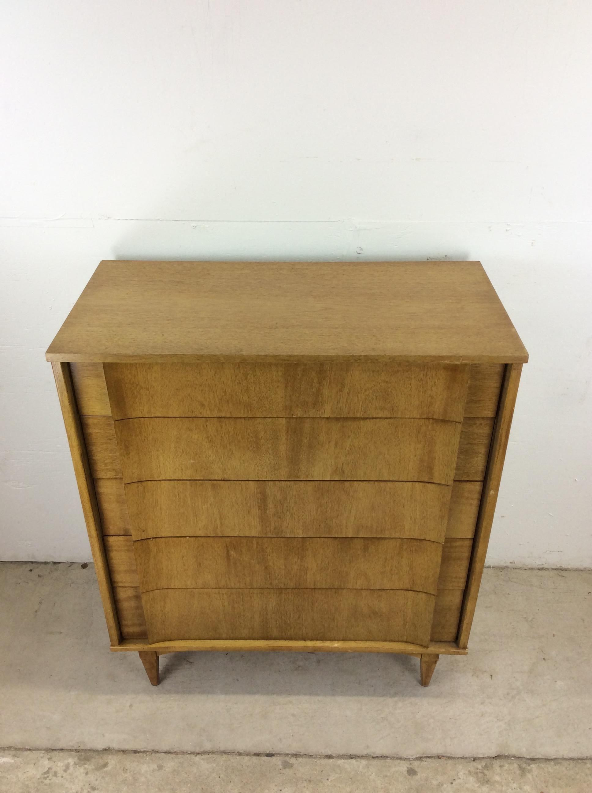 Questo comò Highboy di Blitz, moderno e di metà secolo, presenta una struttura in legno massiccio, una finitura originale in Oak Oak, cinque cassetti a coda di rondine con tiretti in legno di betulla e gambe affusolate.

Dimensioni: 38,5 l 19,25 p