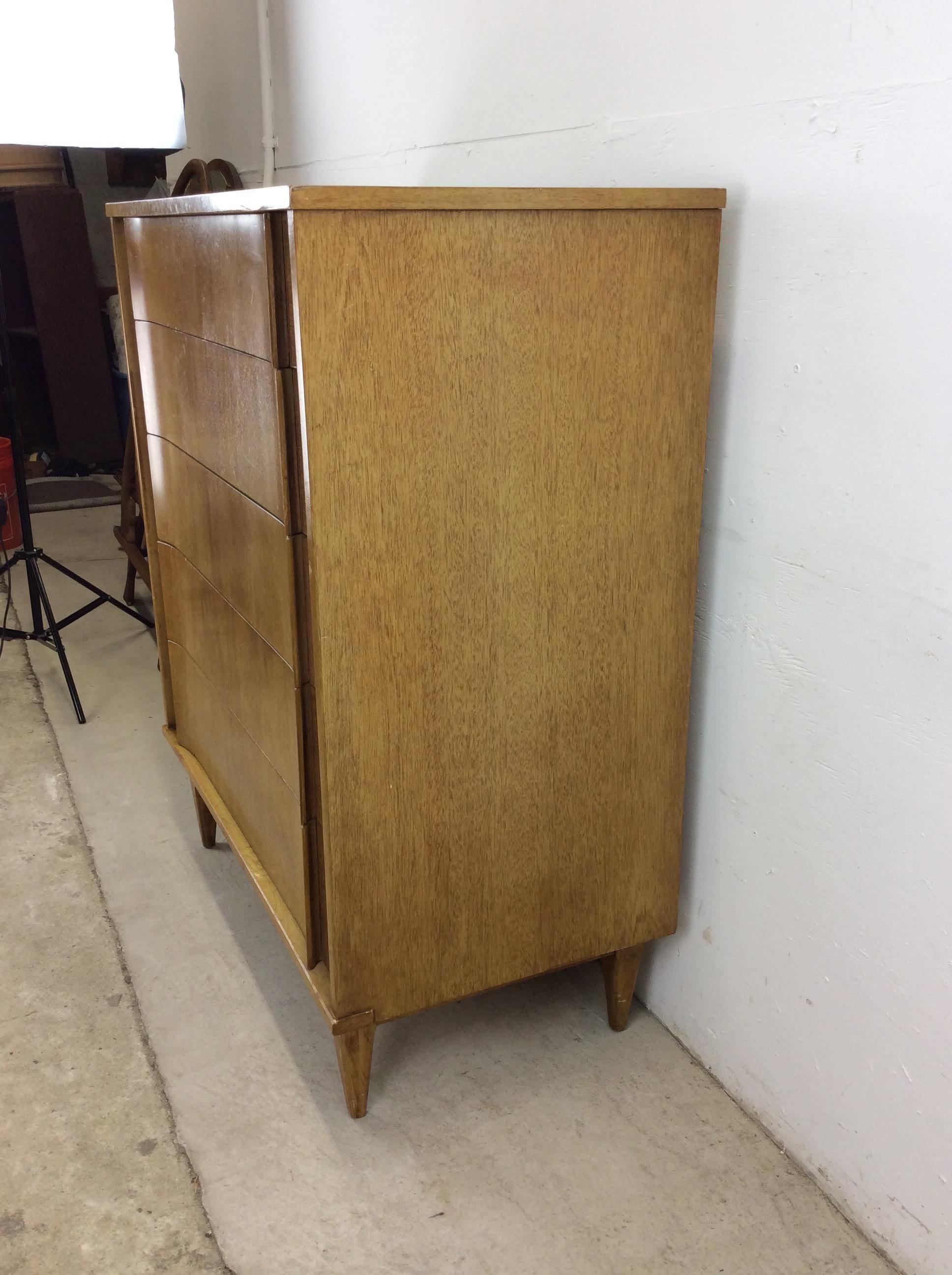Mid-Century moderno Comò Highboy del Mid Century Modern con finitura Oak Oak sbiancato e cassetti in bengala in vendita