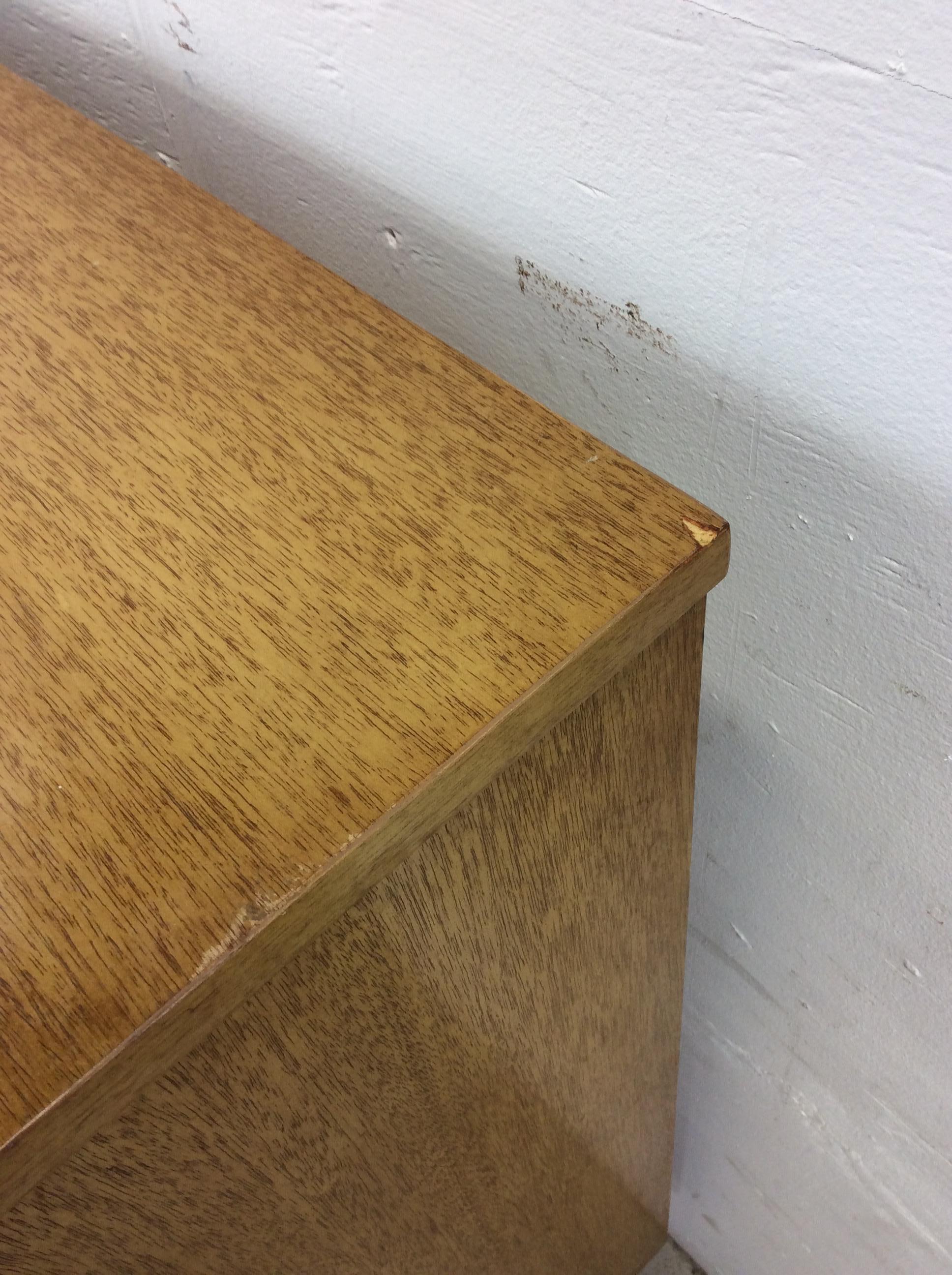 Americano Comò Highboy del Mid Century Modern con finitura Oak Oak sbiancato e cassetti in bengala in vendita