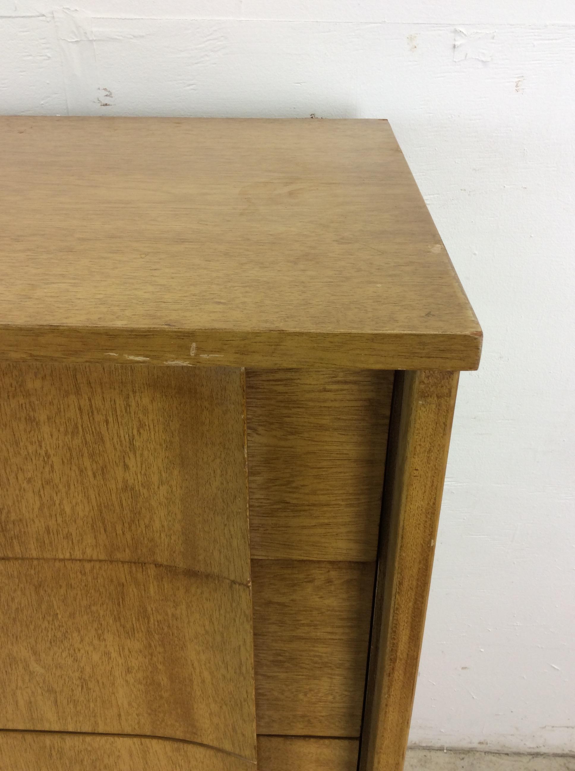 XX secolo Comò Highboy del Mid Century Modern con finitura Oak Oak sbiancato e cassetti in bengala in vendita