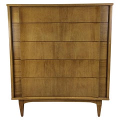 Mid Century Modern Highboy Kommode mit gekalkter Eiche und Bugholzschubladengriffen