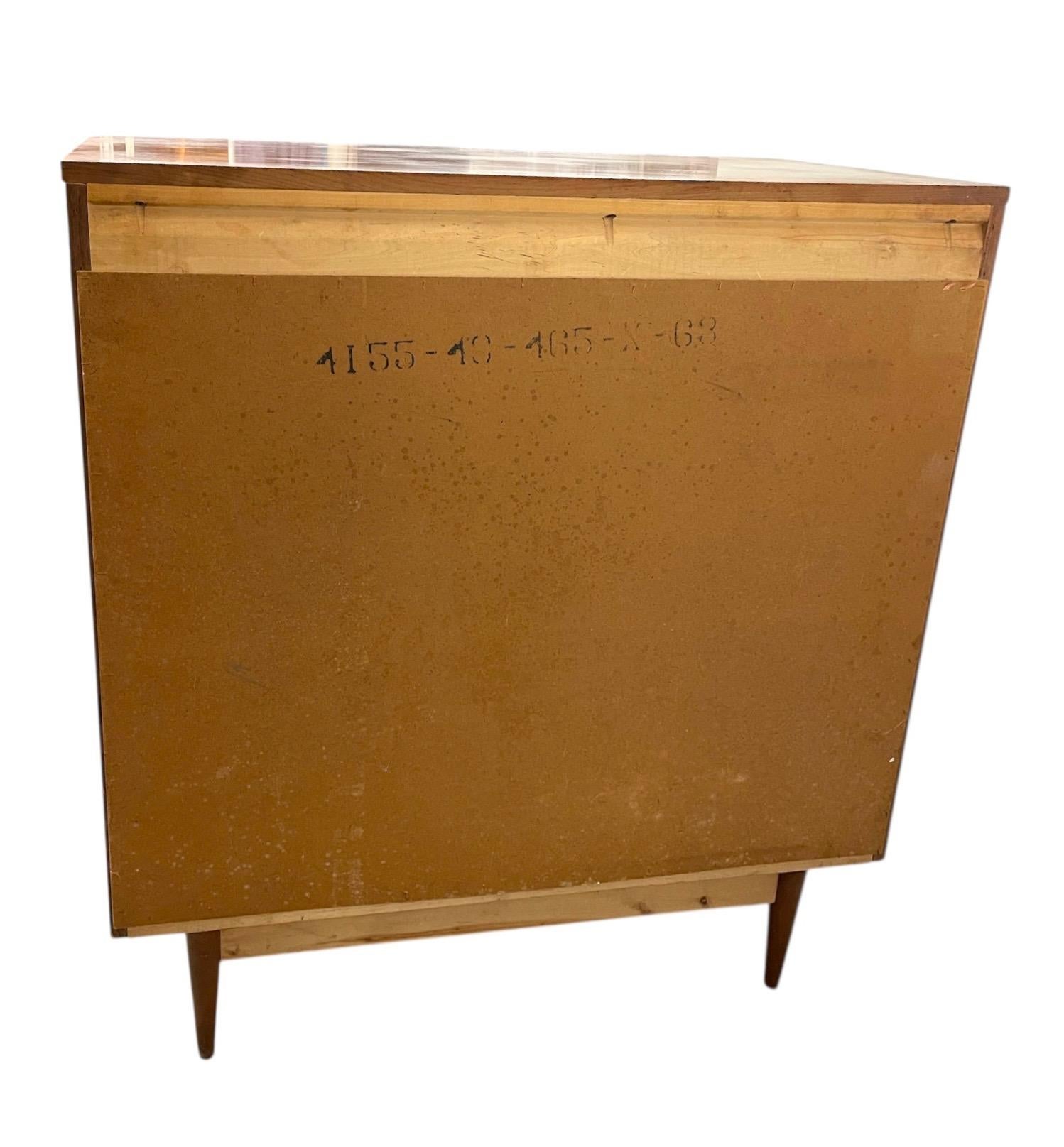 Mid-Century Modern Highboy Dresser with Sculpted Drawer Fronts en venta 4