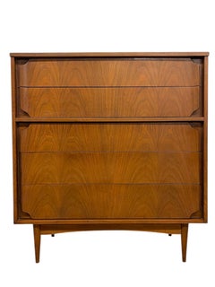 Mid-Century Modern Highboy Kommode mit skulptierten Schubladenfronten