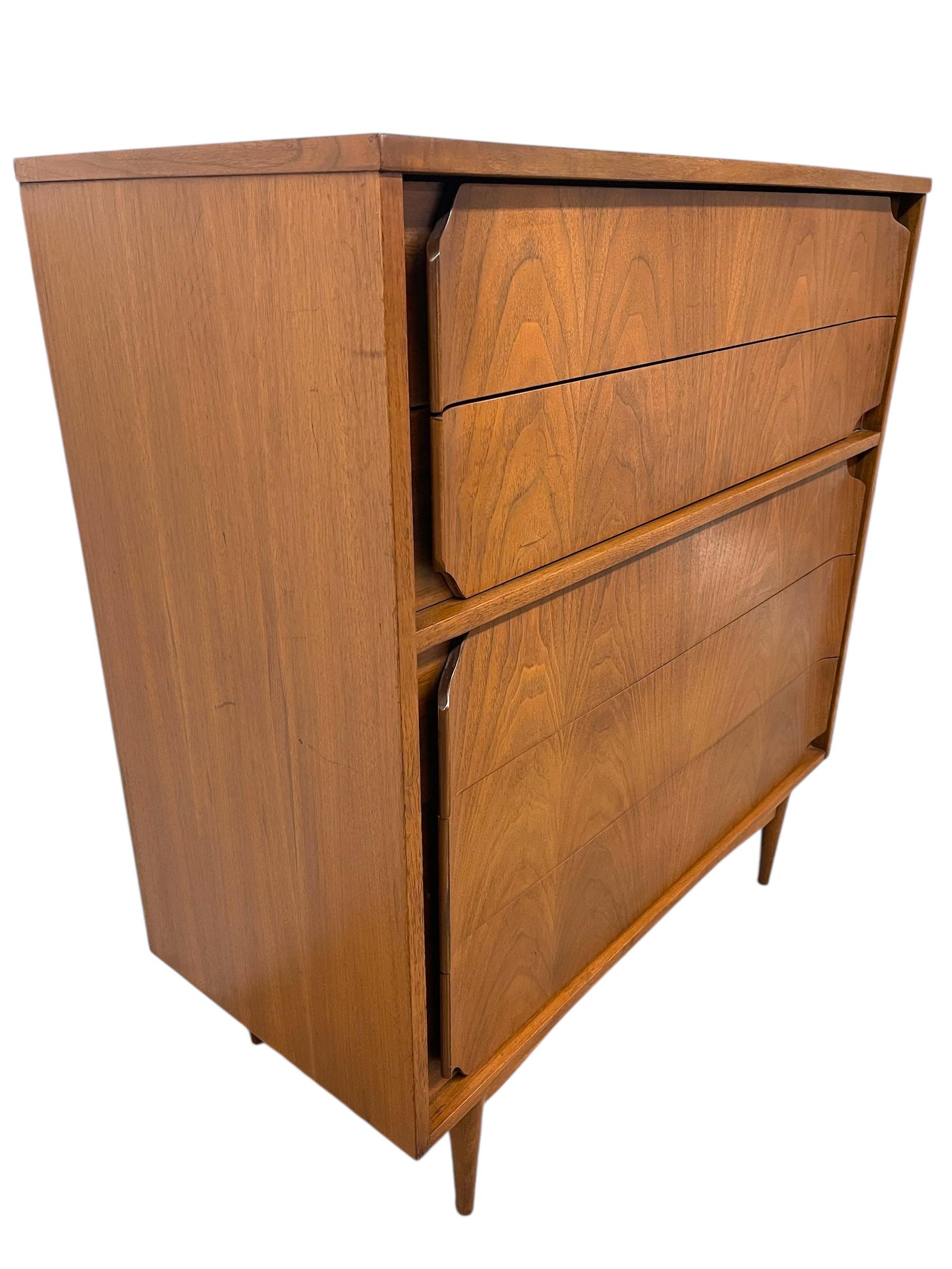 Mid-Century Modern Highboy Dresser with Sculpted Drawer Fronts Moderno de mediados de siglo en venta