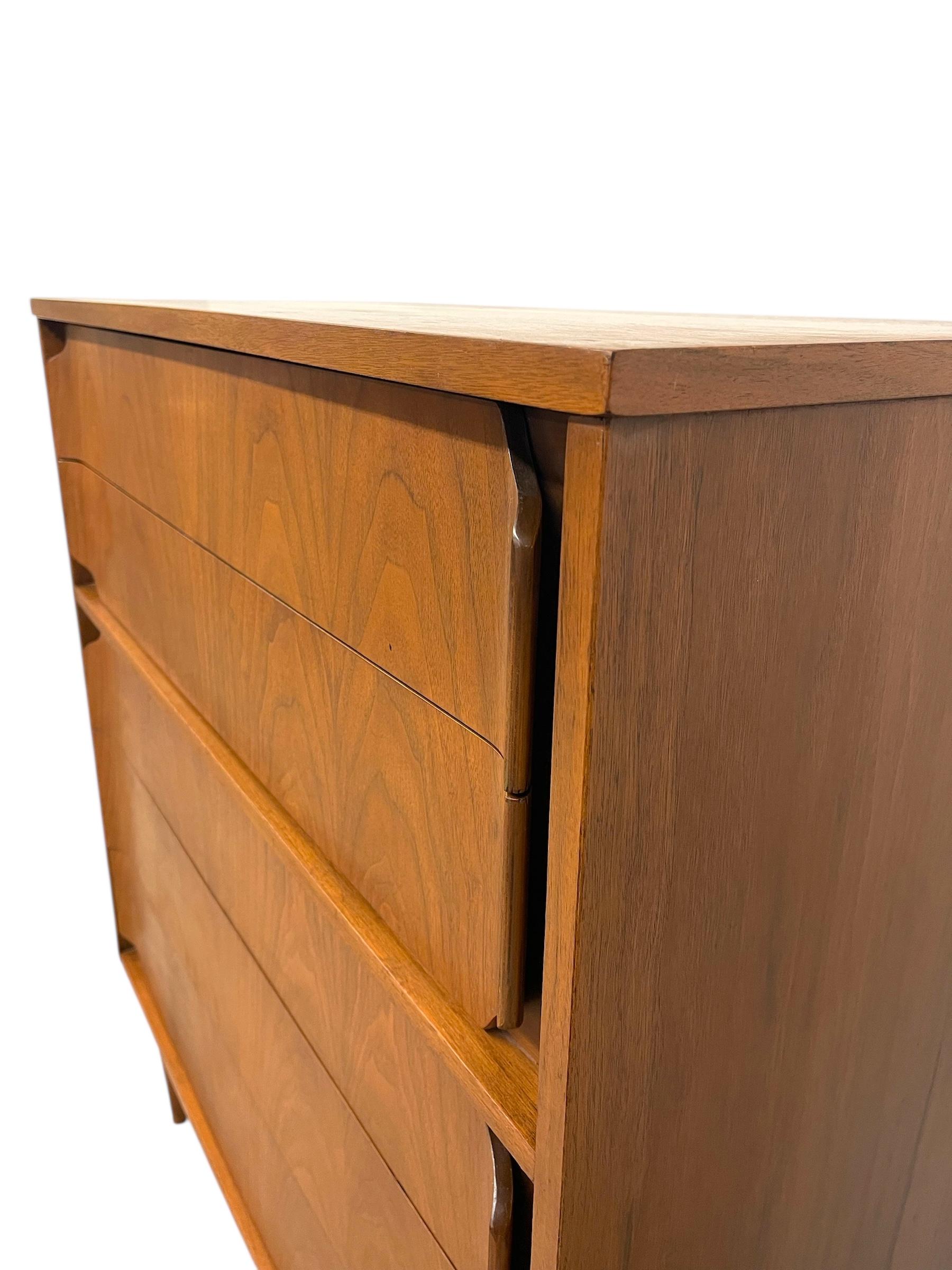 Mid-Century Modern Highboy Dresser with Sculpted Drawer Fronts en Bueno estado para la venta en Seattle, WA