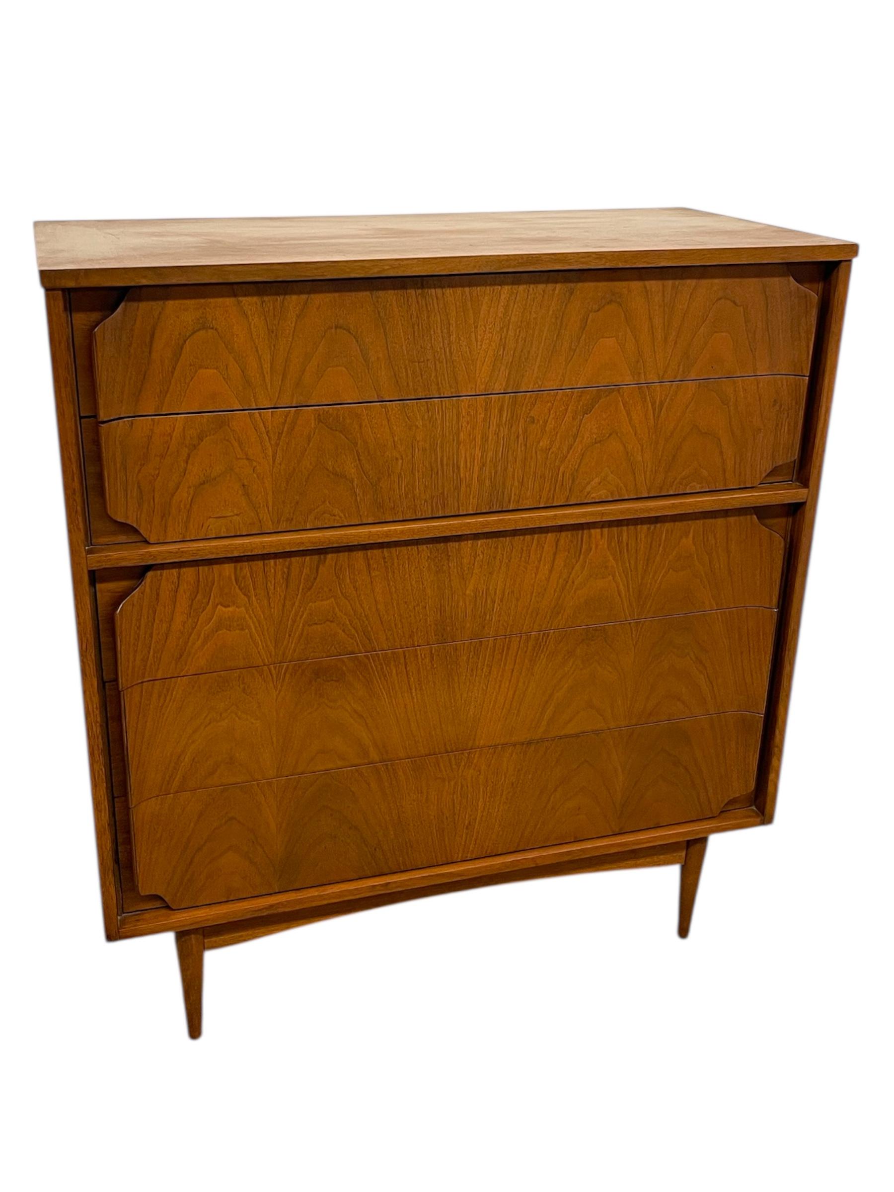 Mid-Century Modern Highboy Dresser with Sculpted Drawer Fronts finales del siglo XX en venta