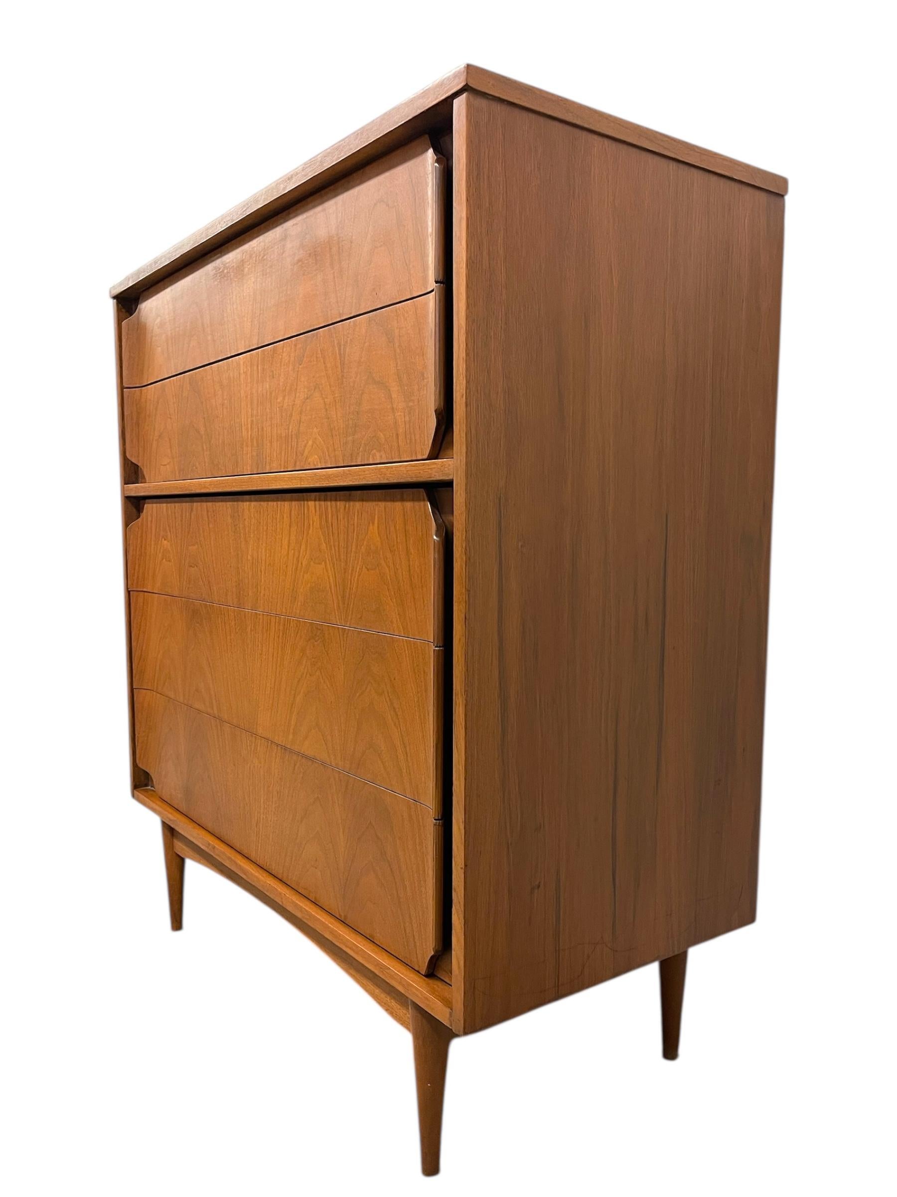 Mid-Century Modern Highboy Dresser with Sculpted Drawer Fronts Madera en venta
