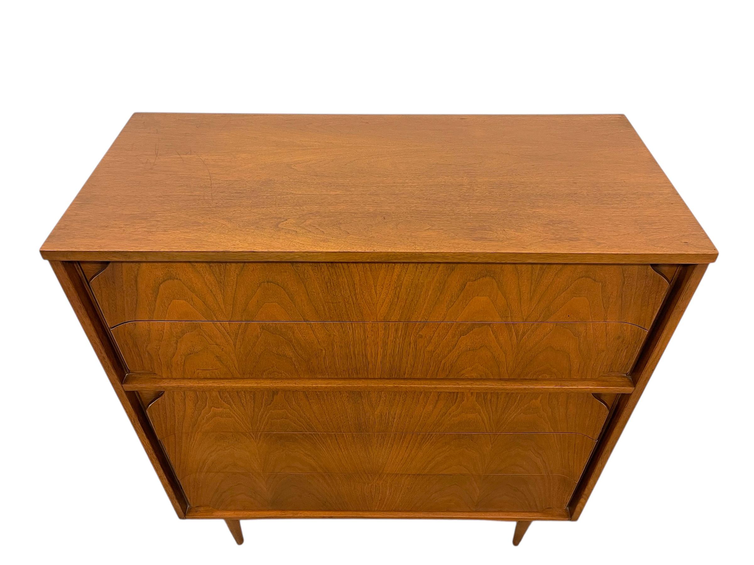 Mid-Century Modern Highboy Dresser with Sculpted Drawer Fronts en venta 1