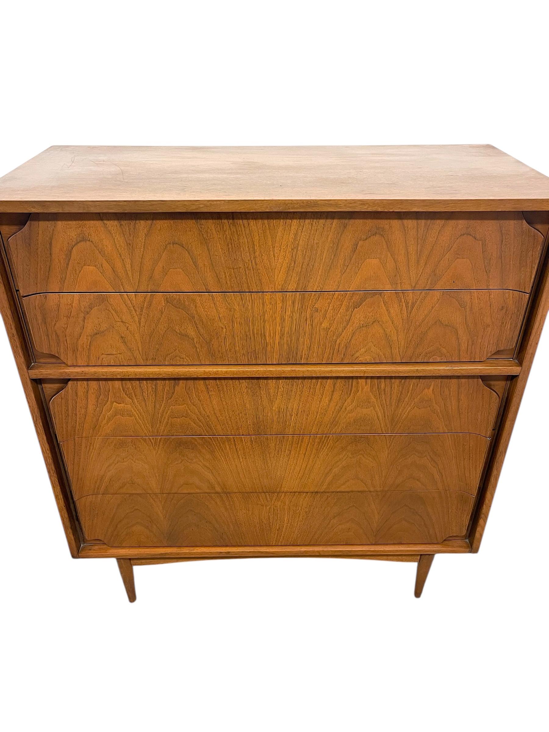 Mid-Century Modern Highboy Dresser with Sculpted Drawer Fronts en venta 2