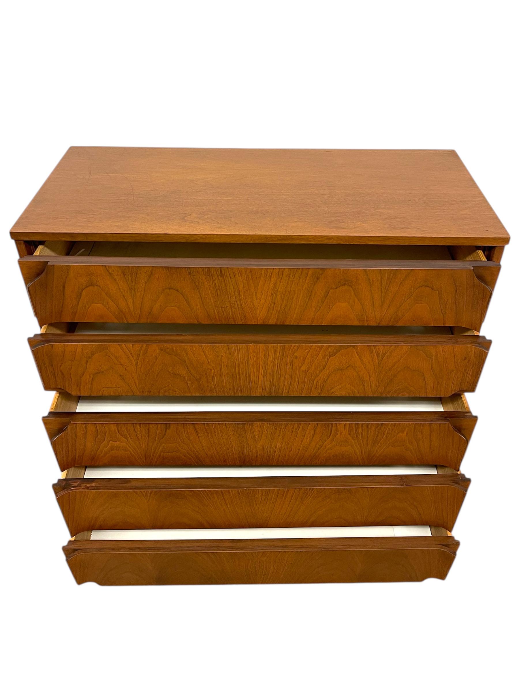 Mid-Century Modern Highboy Dresser with Sculpted Drawer Fronts en venta 3