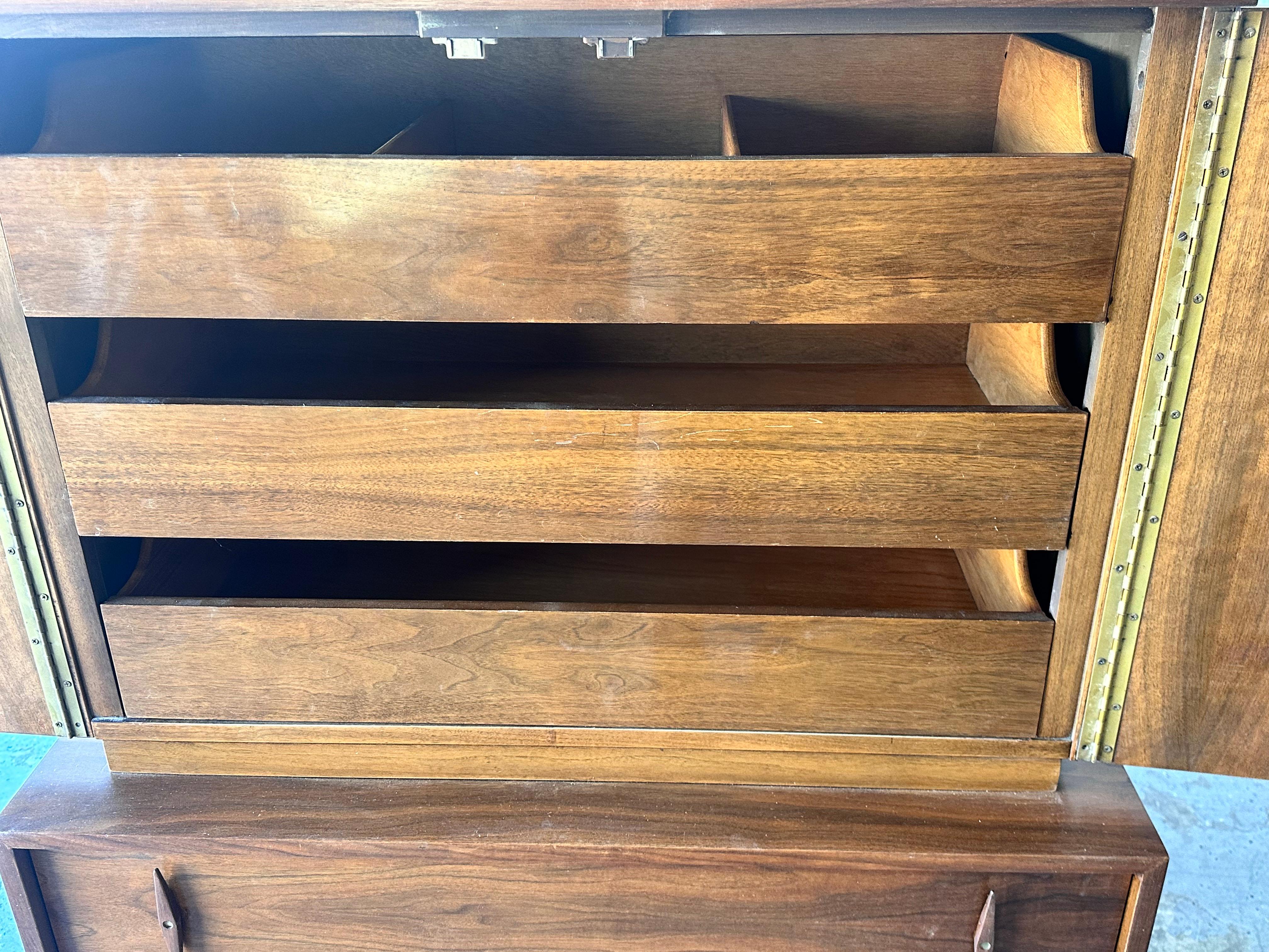Mid Century Modern highboy/gentlemen’s chest by American of Martinsville. In Excellent Condition For Sale In Las Vegas, NV