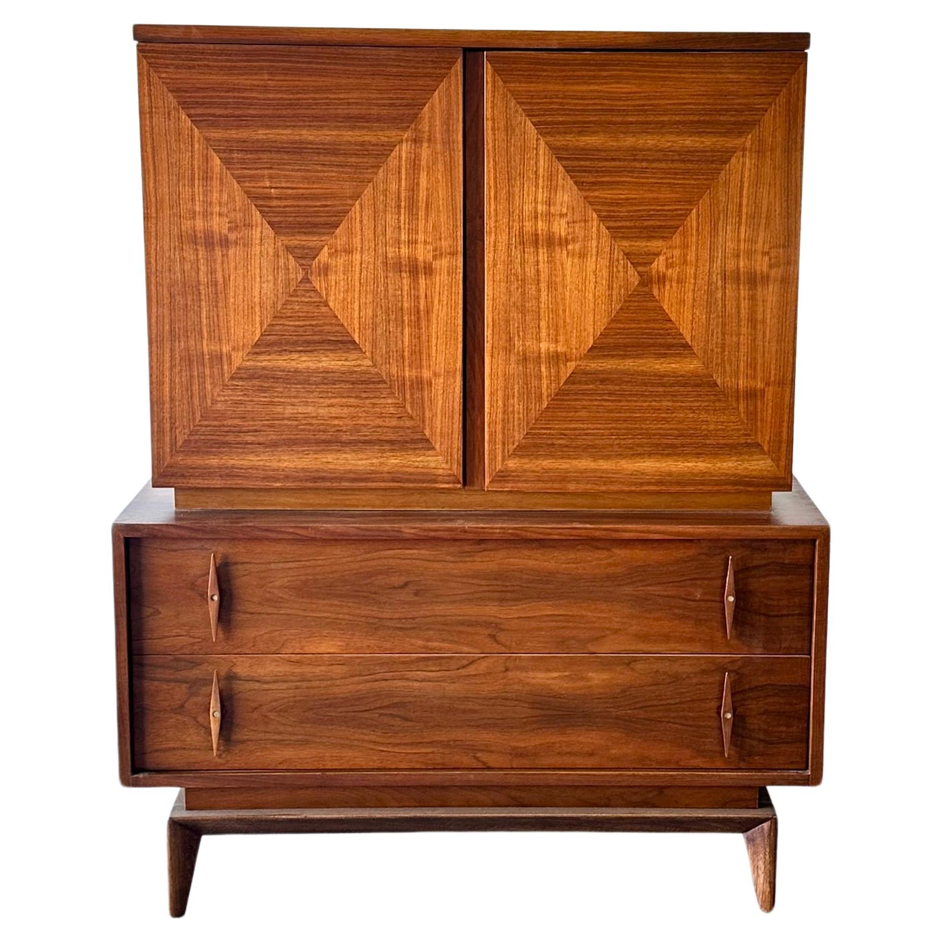 Meuble de salon/gentlemen's chest de style Mid Century Modern par American of Martinsville. en vente