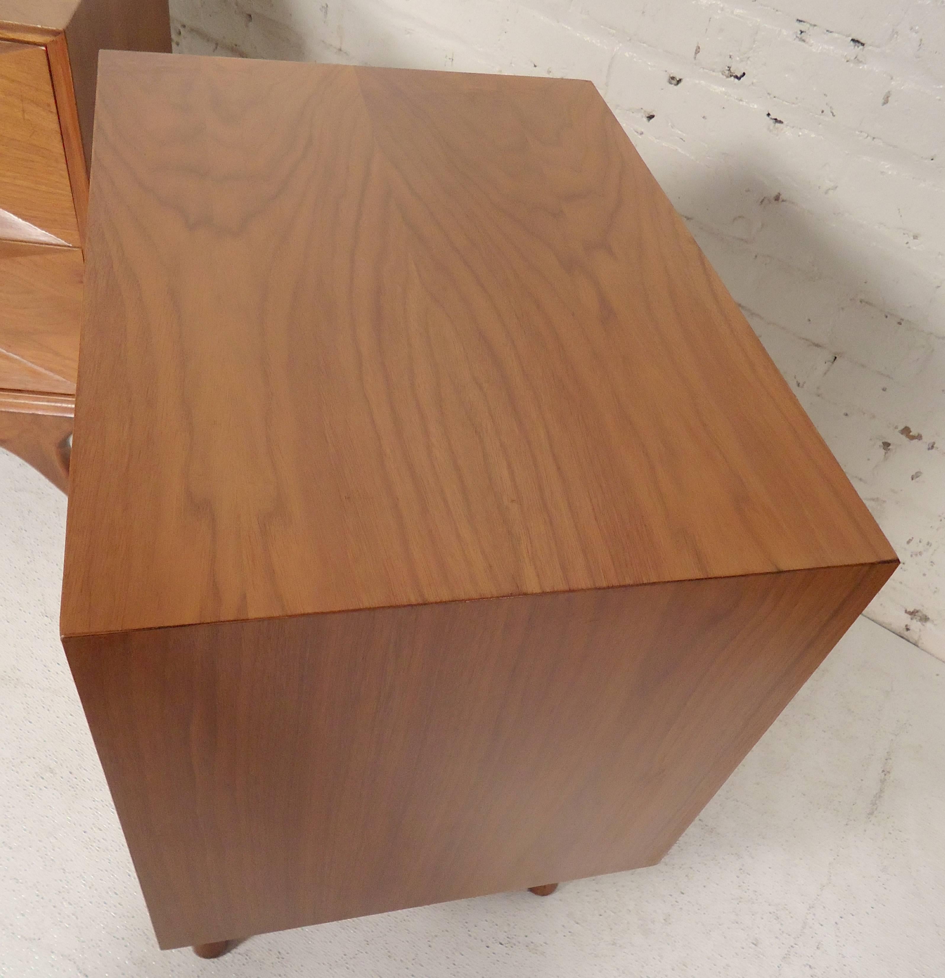 Mid-Century Modern Highly Sculpted Nightstands In Good Condition In Brooklyn, NY