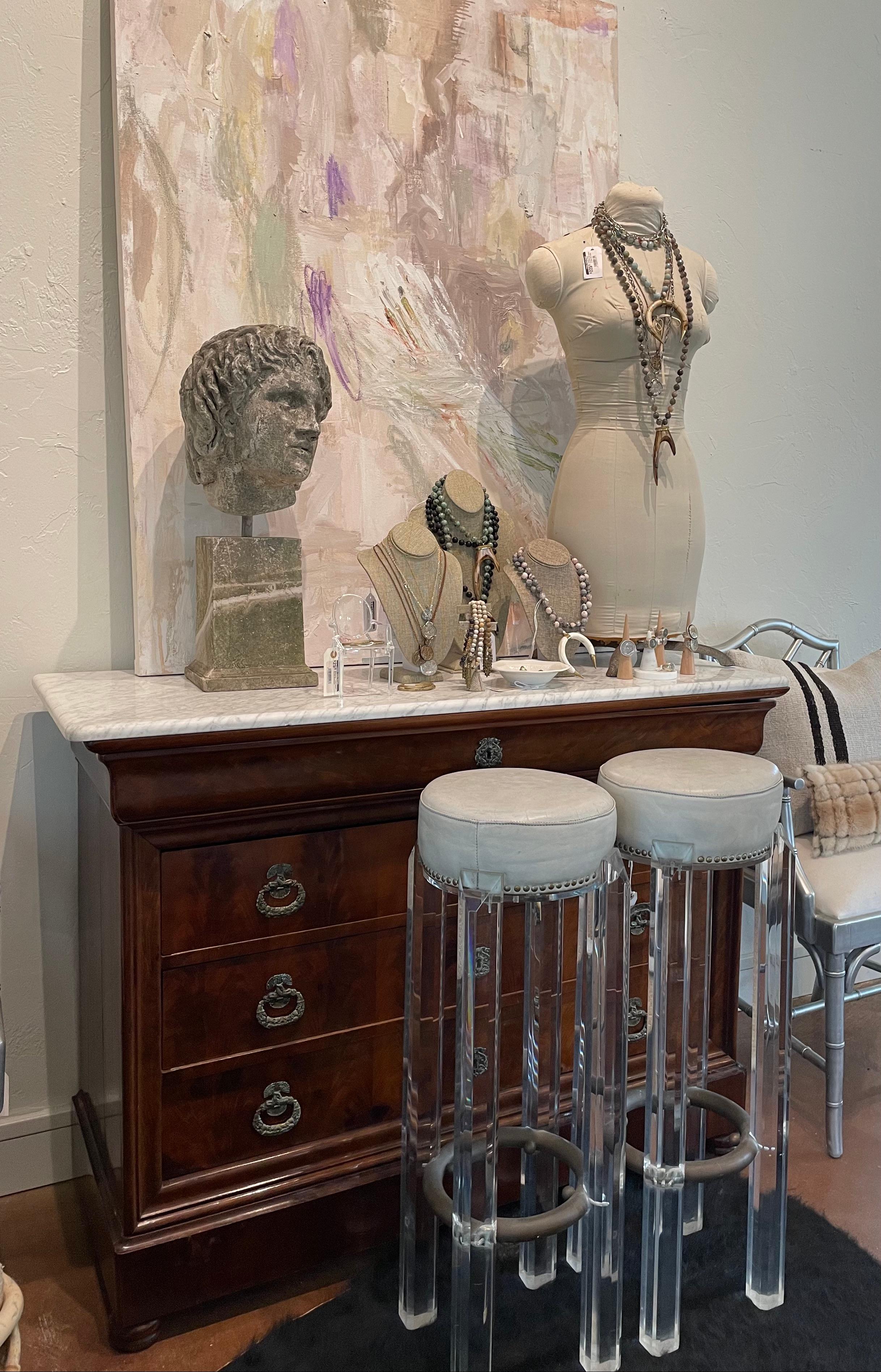 Ces rares tabourets de bar en lucite et métal du milieu du siècle sont attribués à Charles Hollis Jones. Le cuir blanc est en bon état pour son âge et les repose-pieds sont en métal épais. Les tabourets sont très robustes et très esthétiques, que ce
