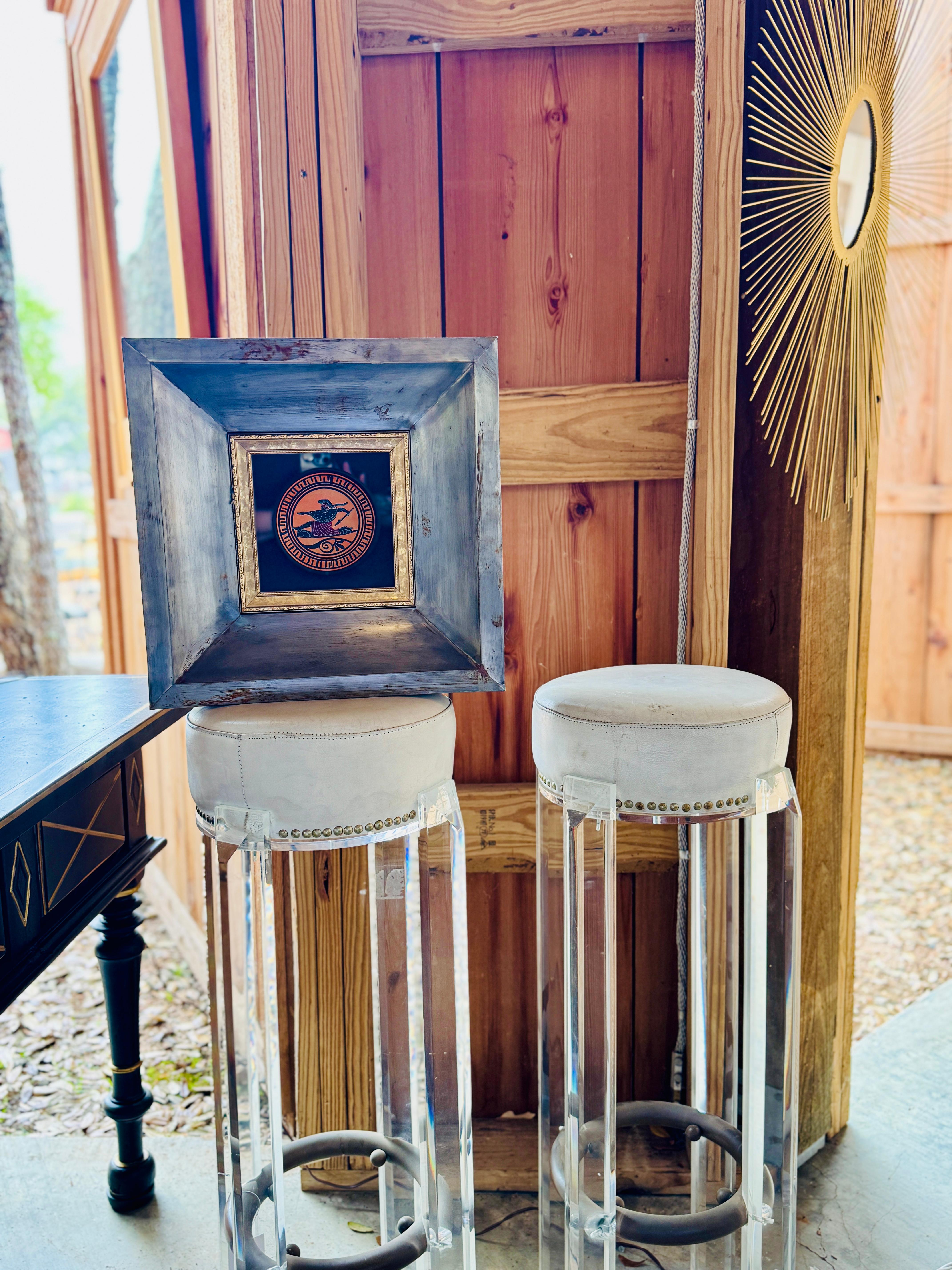 Sgabelli in lucite e pelle Hollis Jones di metà secolo con poggiapiedi in metallo In condizioni buone in vendita a Wichita, KS