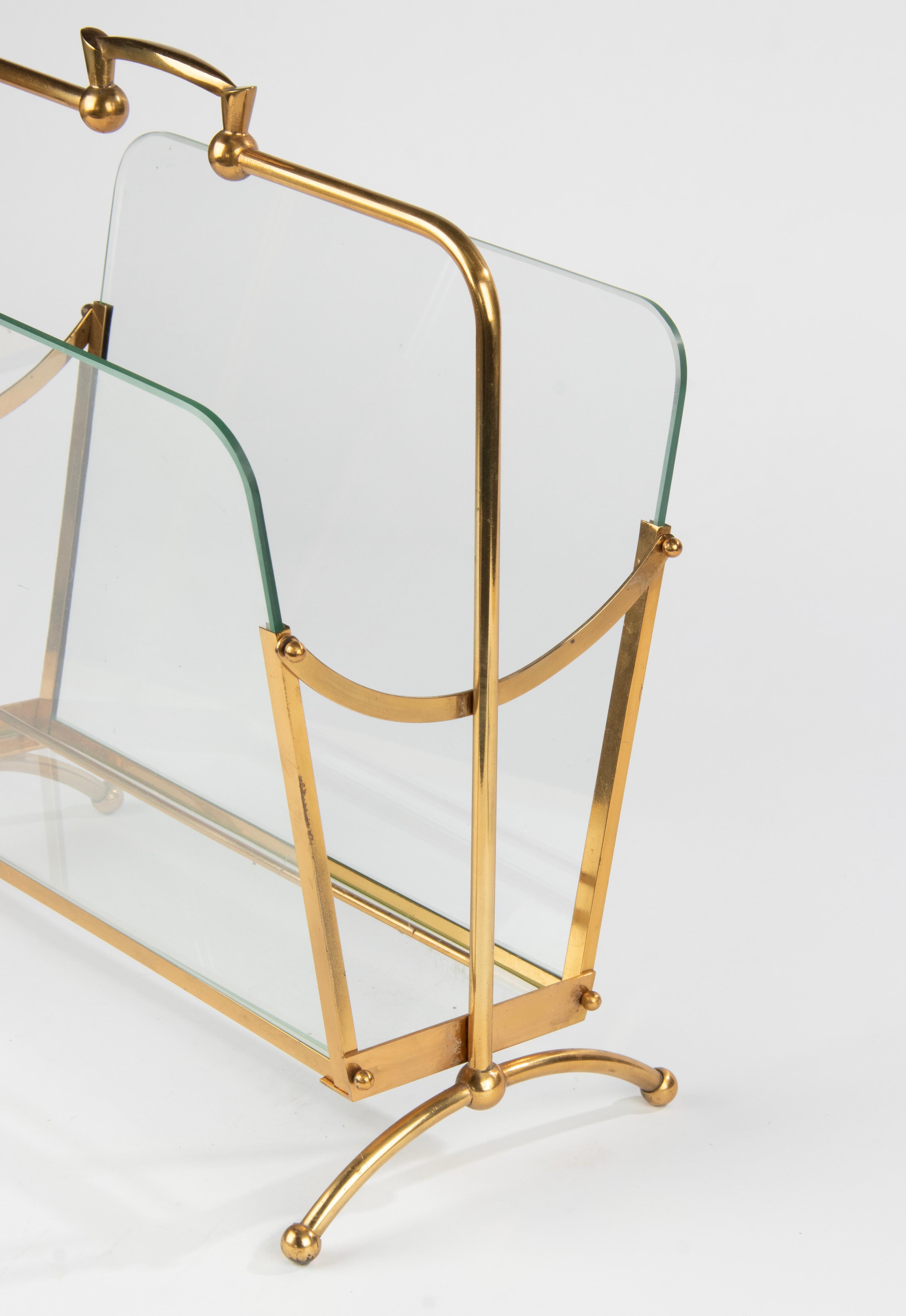 Mid-Century Modern Hollywood Regency Brass Colored Magazine Rack/Stand In Good Condition For Sale In Casteren, Noord-Brabant