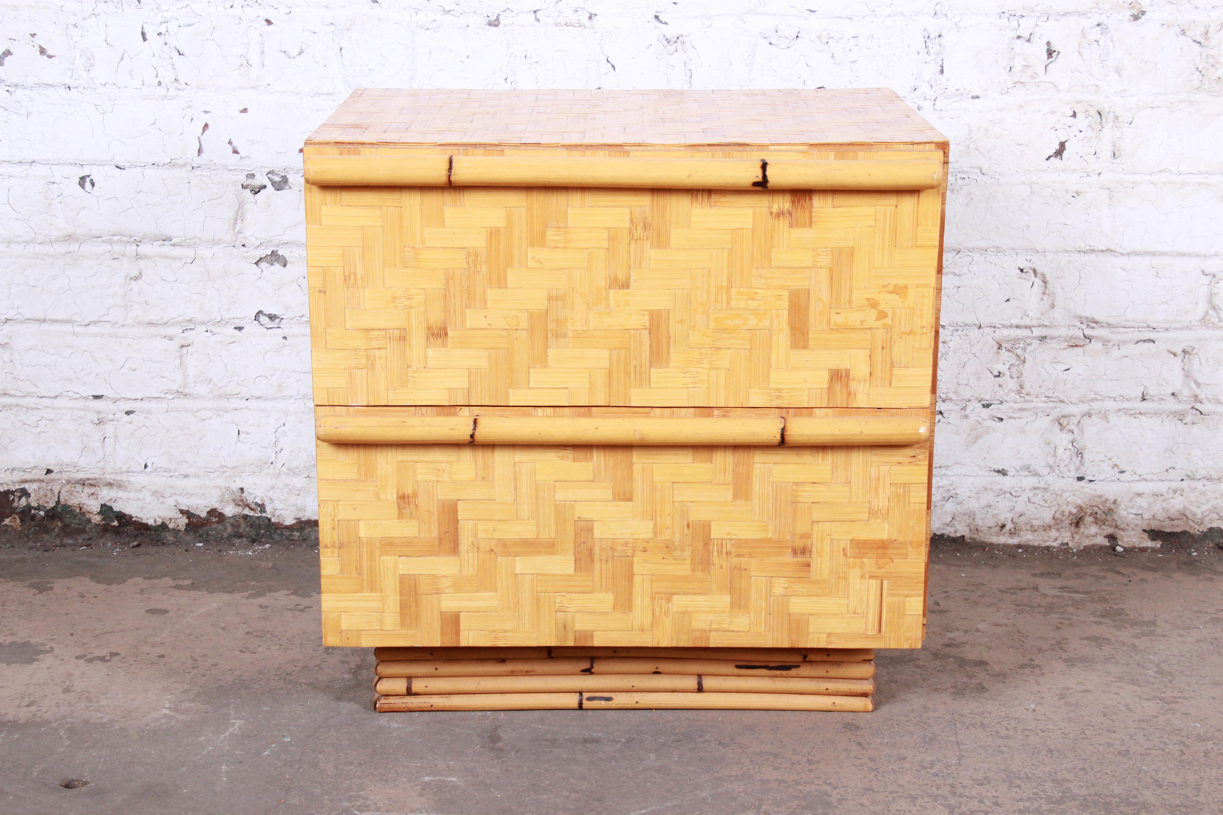 A gorgeous Mid-Century Modern Hollywood Regency chinoiserie bamboo parquetry two-drawer nightstand or end table

In the manner of Ficks Reed

USA, Circa 1970s

Measures: 24.25