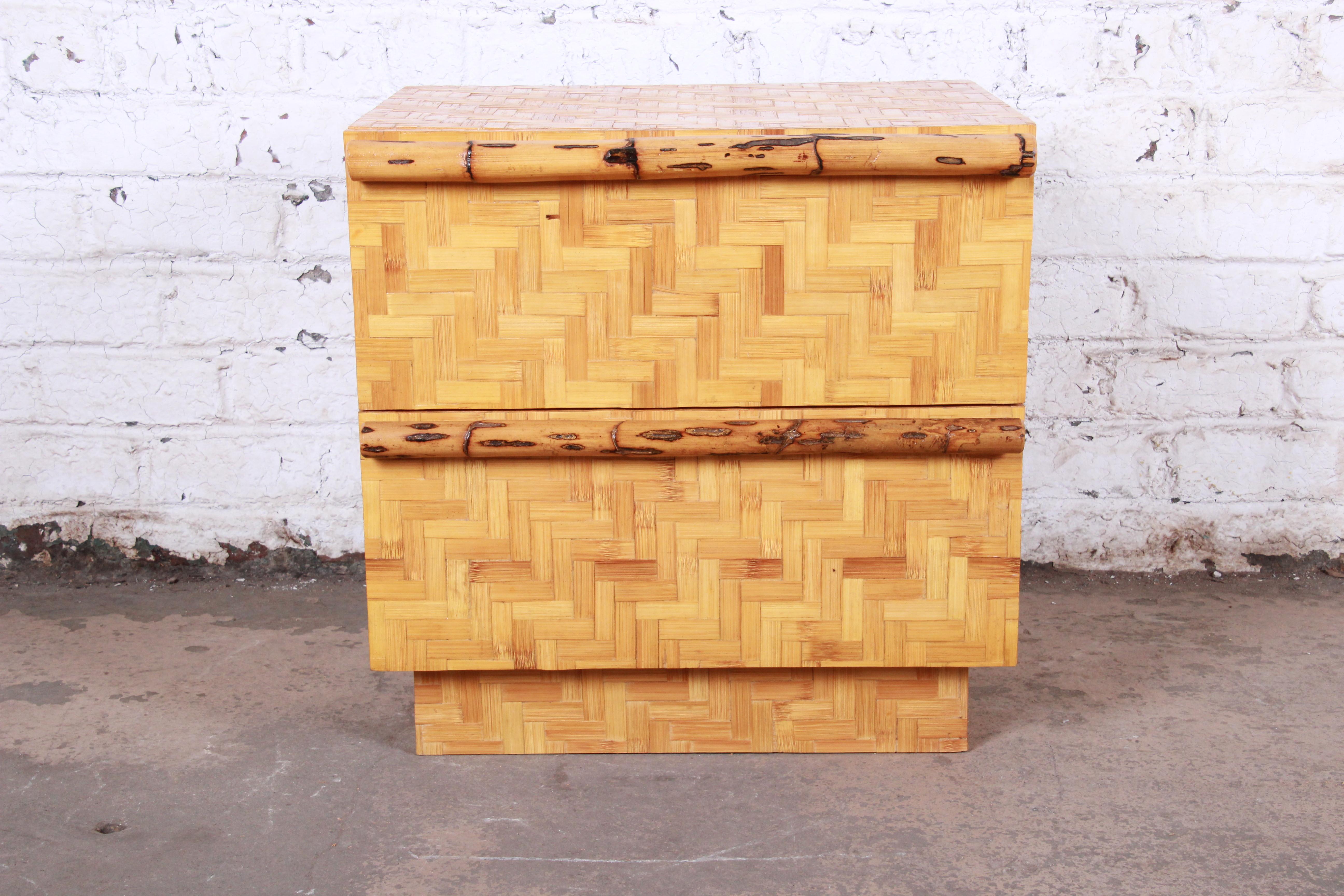 A gorgeous Mid-Century Modern Hollywood Regency chinoiserie bamboo parquetry two-drawer nightstand or end table

In the manner of Ficks Reed

USA, Circa 1970s

Measures: 24.25