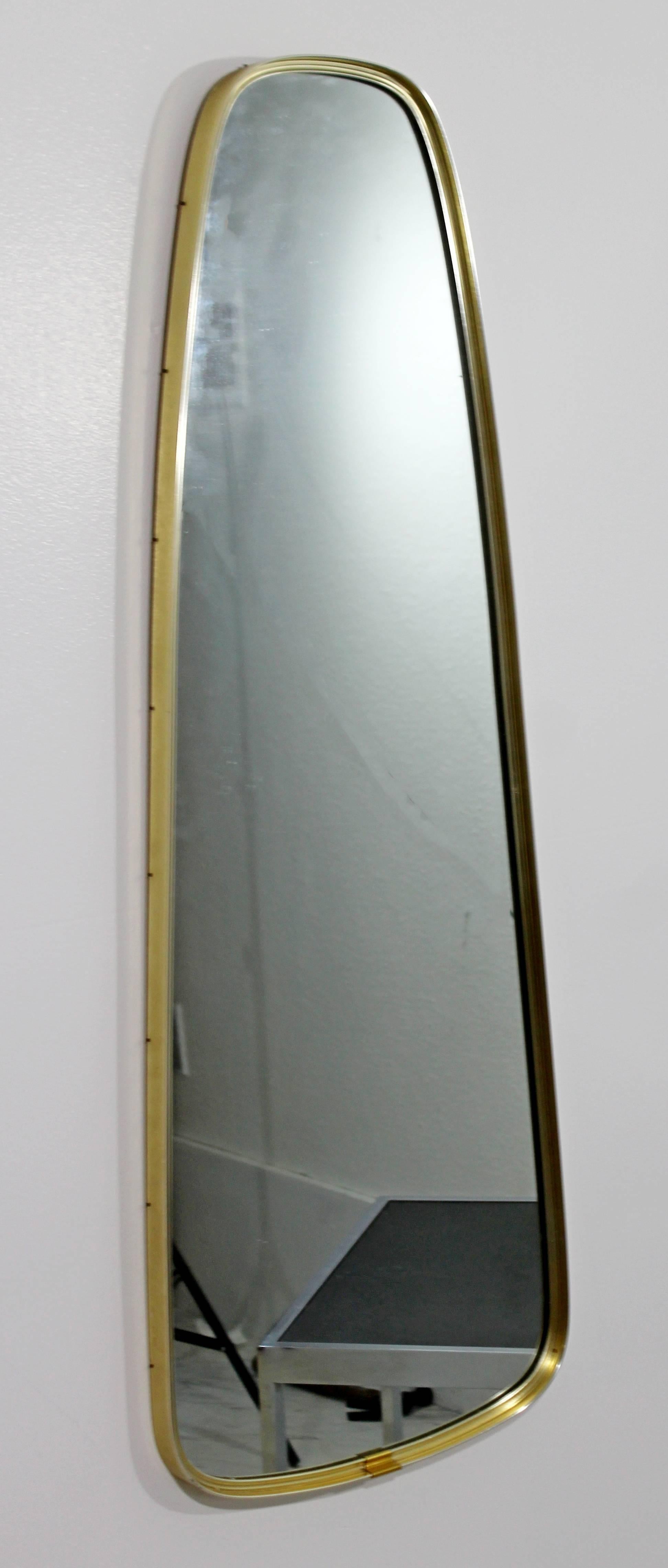 For your consideration is a gorgeous, oval, hanging mirror by La Barge, circa the 1960s. In excellent condition. The dimensions are 14.5
