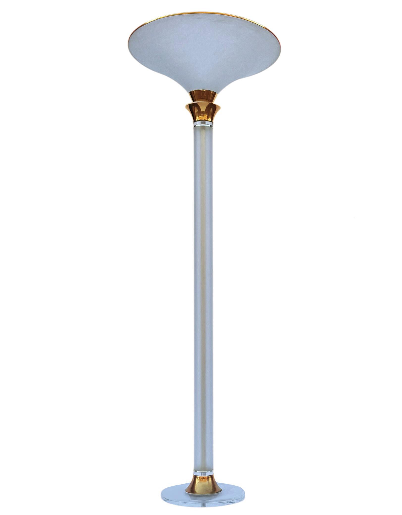 Lampadaire Torchiere Hollywood Regency en laiton et Lucite, fabriqué à la fin des années 1970 ou au début des années 1980. Un look dramatique classique de l'époque. Très bon état et bon fonctionnement. 