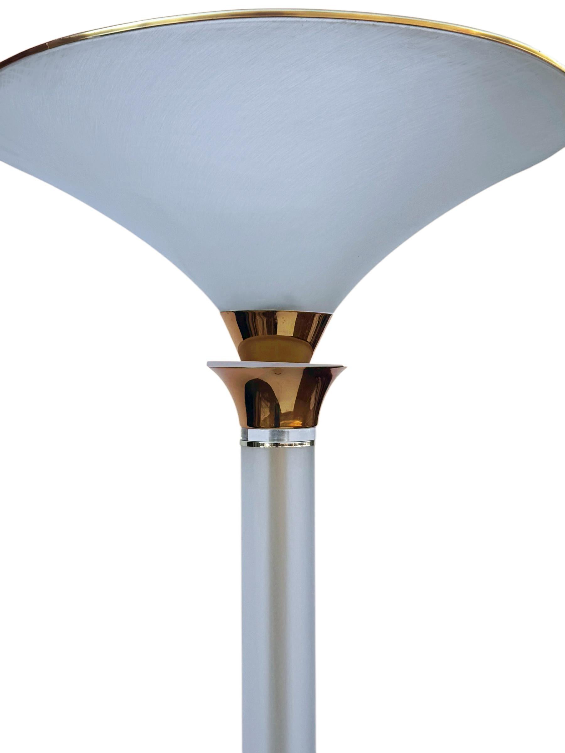 Américain Lampadaire torchère haute Hollywood Regency en lucite et laiton, moderne du milieu du siècle dernier en vente