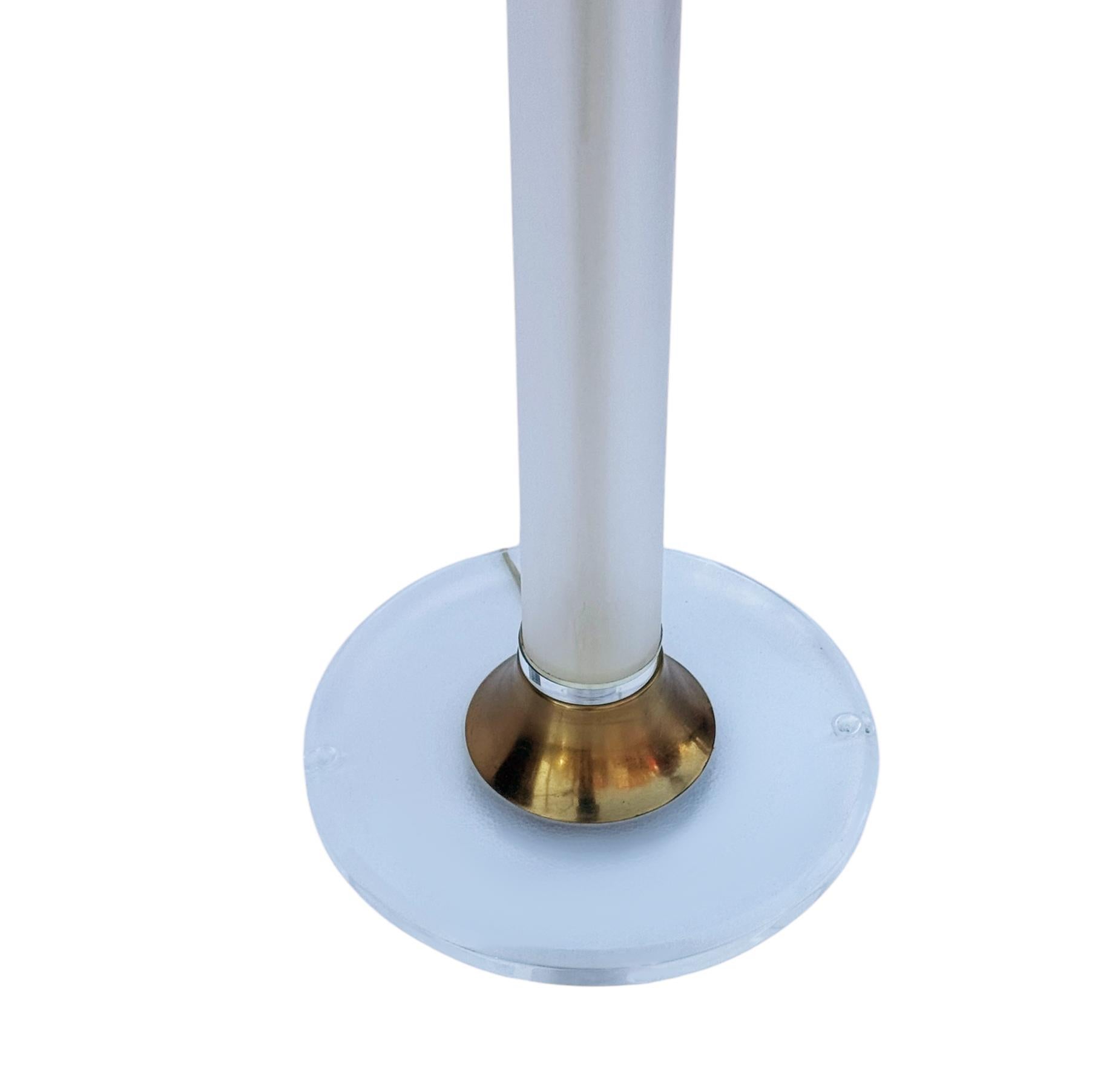 Lampadaire torchère haute Hollywood Regency en lucite et laiton, moderne du milieu du siècle dernier Bon état - En vente à Philadelphia, PA