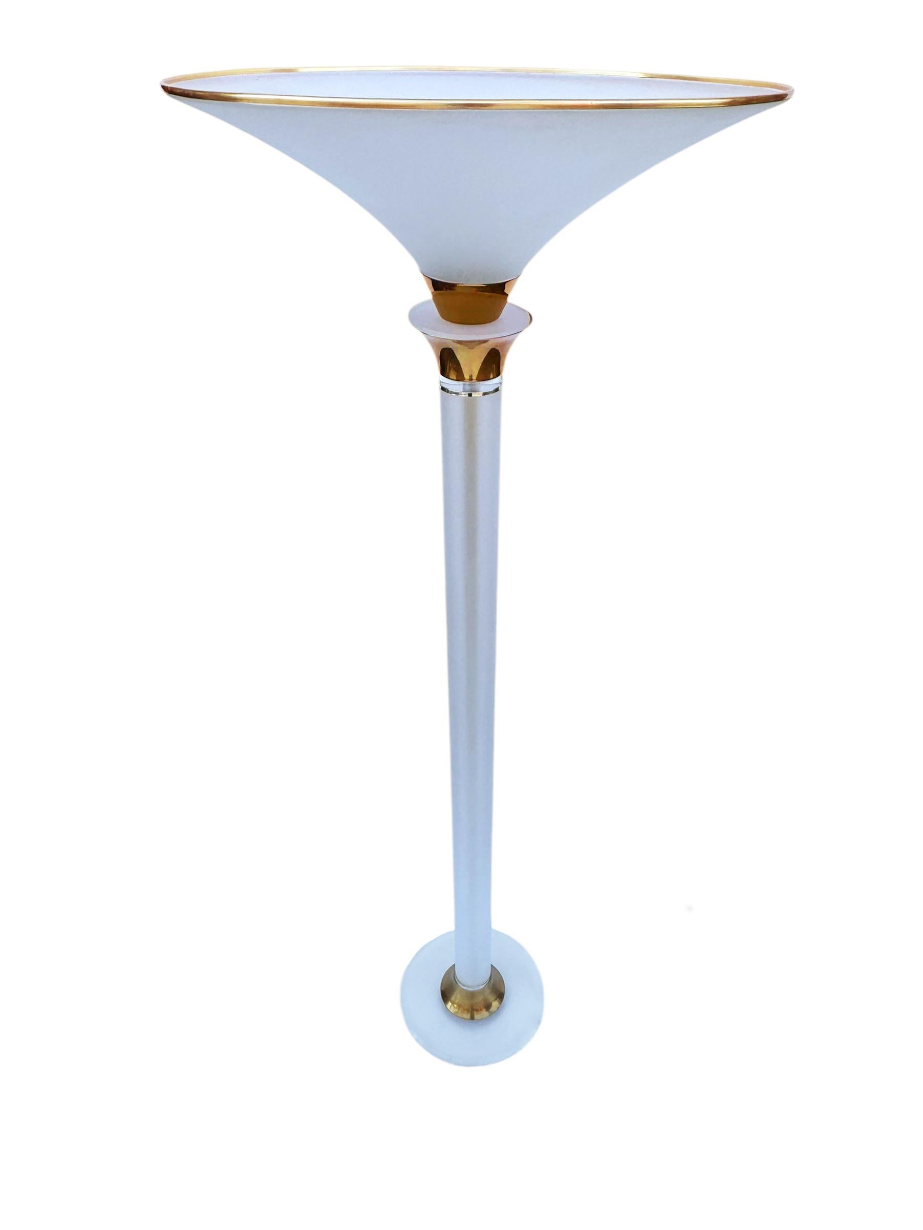 Fin du 20e siècle Lampadaire torchère haute Hollywood Regency en lucite et laiton, moderne du milieu du siècle dernier en vente