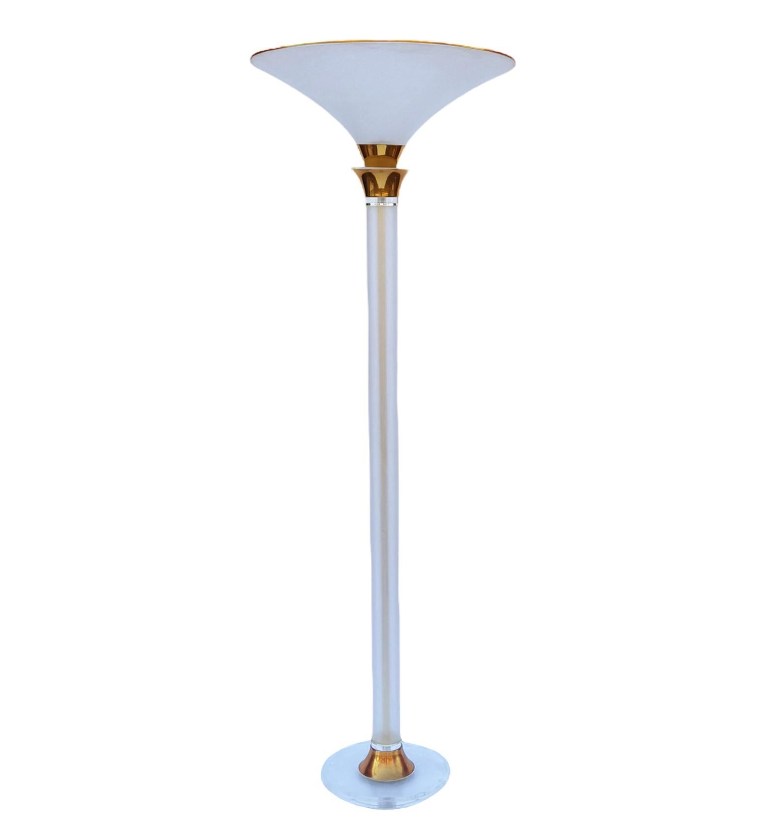 Laiton Lampadaire torchère haute Hollywood Regency en lucite et laiton, moderne du milieu du siècle dernier en vente