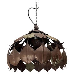 Ciondolo in metallo Hollywood Regency moderno di metà secolo nello stile di Hans Kögl