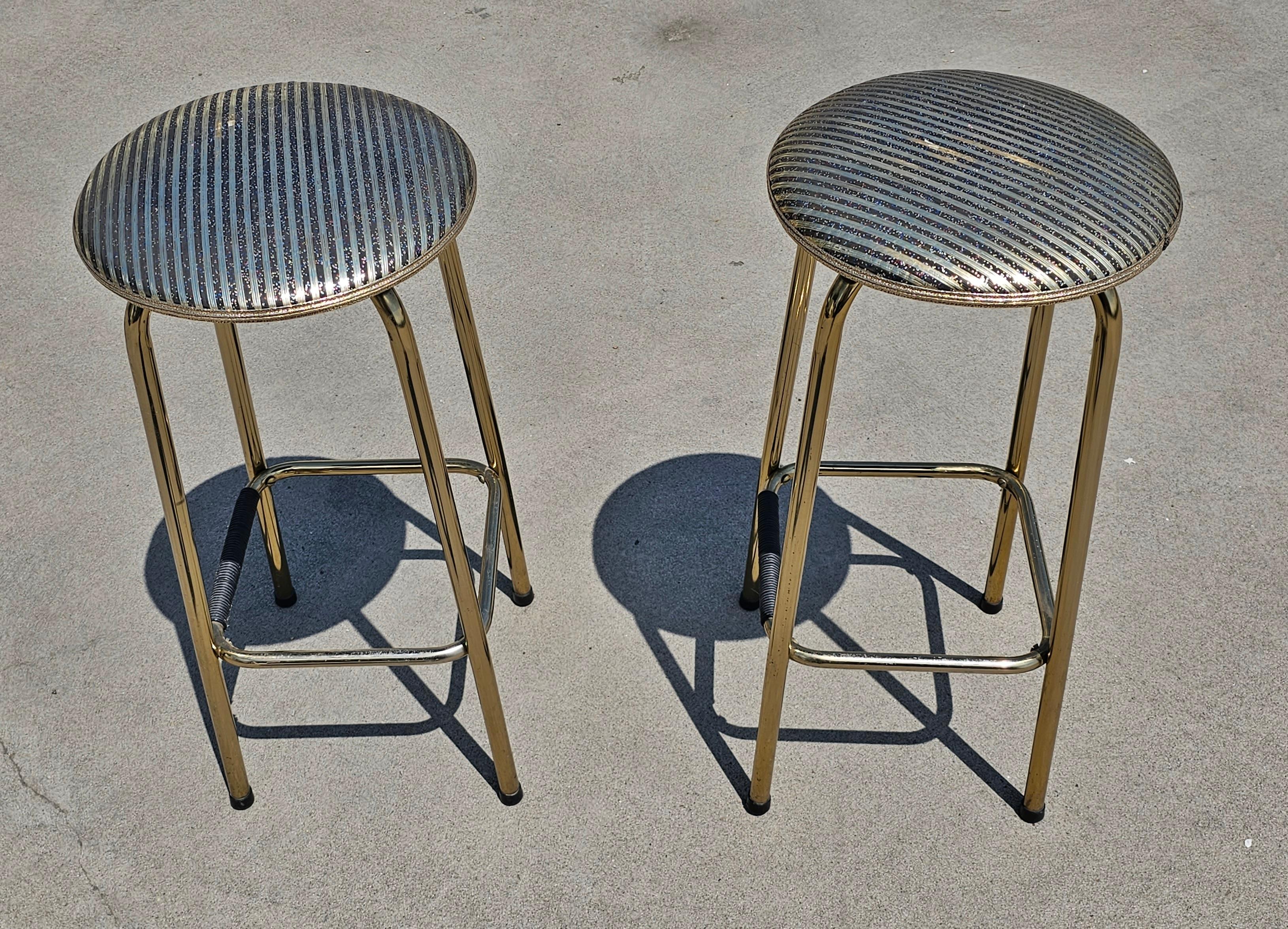 Aluminum Mid Century Modern Home Cocktail Bar with bar stools and mirror, England 1960s For Sale