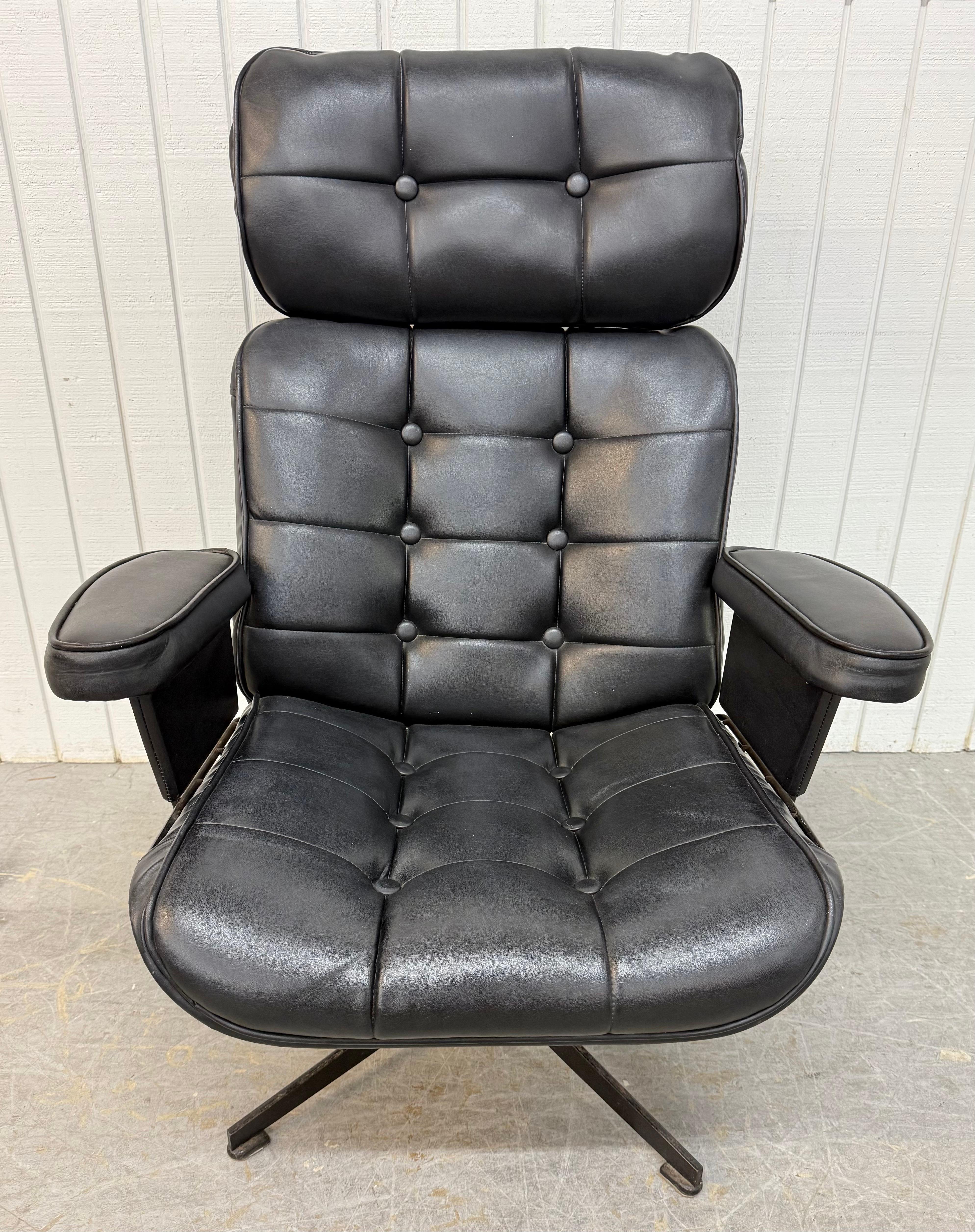 Cette annonce concerne une chaise longue pivotante en cuir noir de style Homecreast Mid-Century Modern.  Avec un design de style Eames, un cadre câblé en métal, un revêtement en cuir noir et un ottoman assorti. Il s'agit d'une combinaison