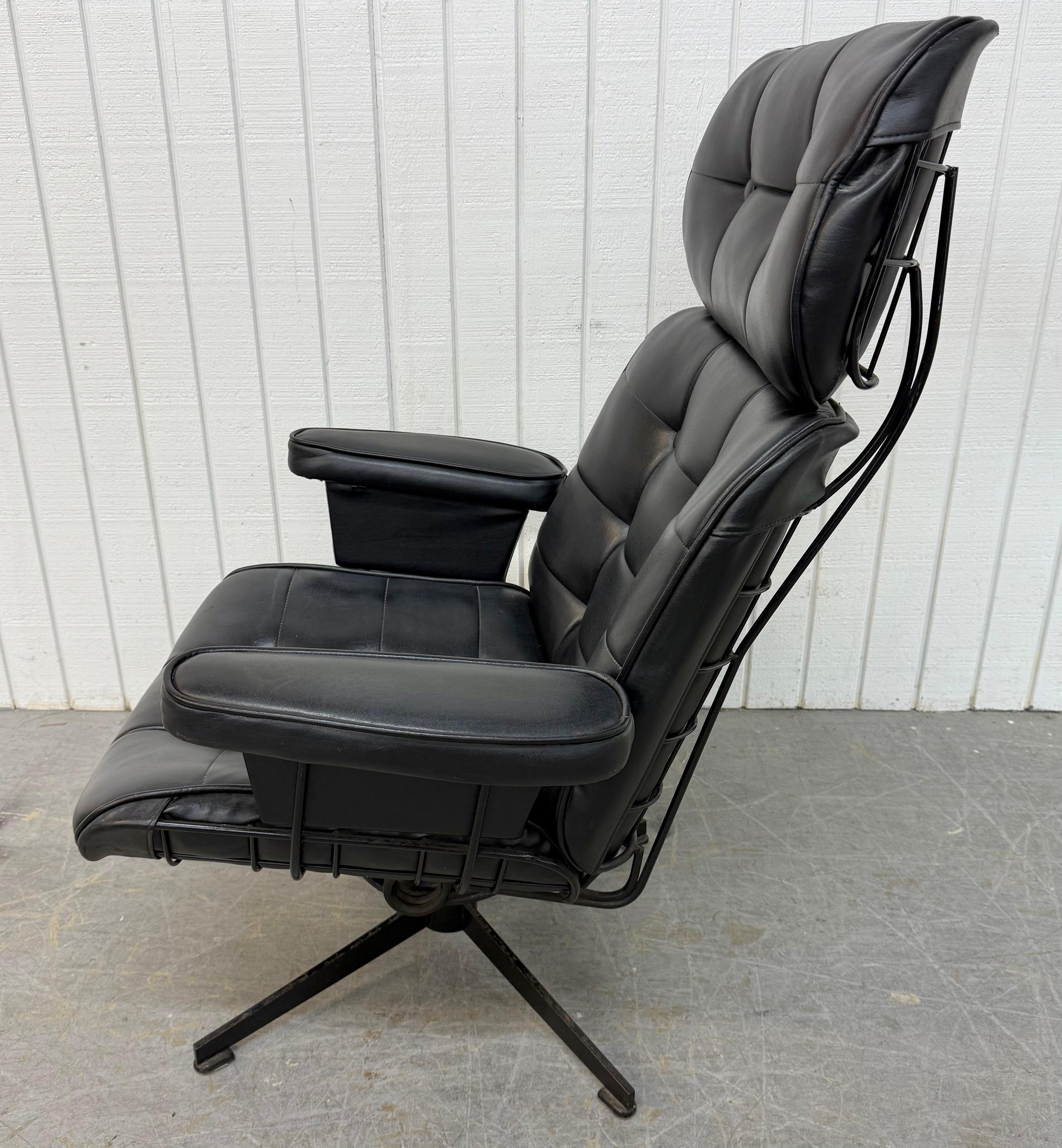 Chaise longue pivotante en cuir noir Homecreast Mid-Century Modern Style Eames Bon état - En vente à Clarksboro, NJ