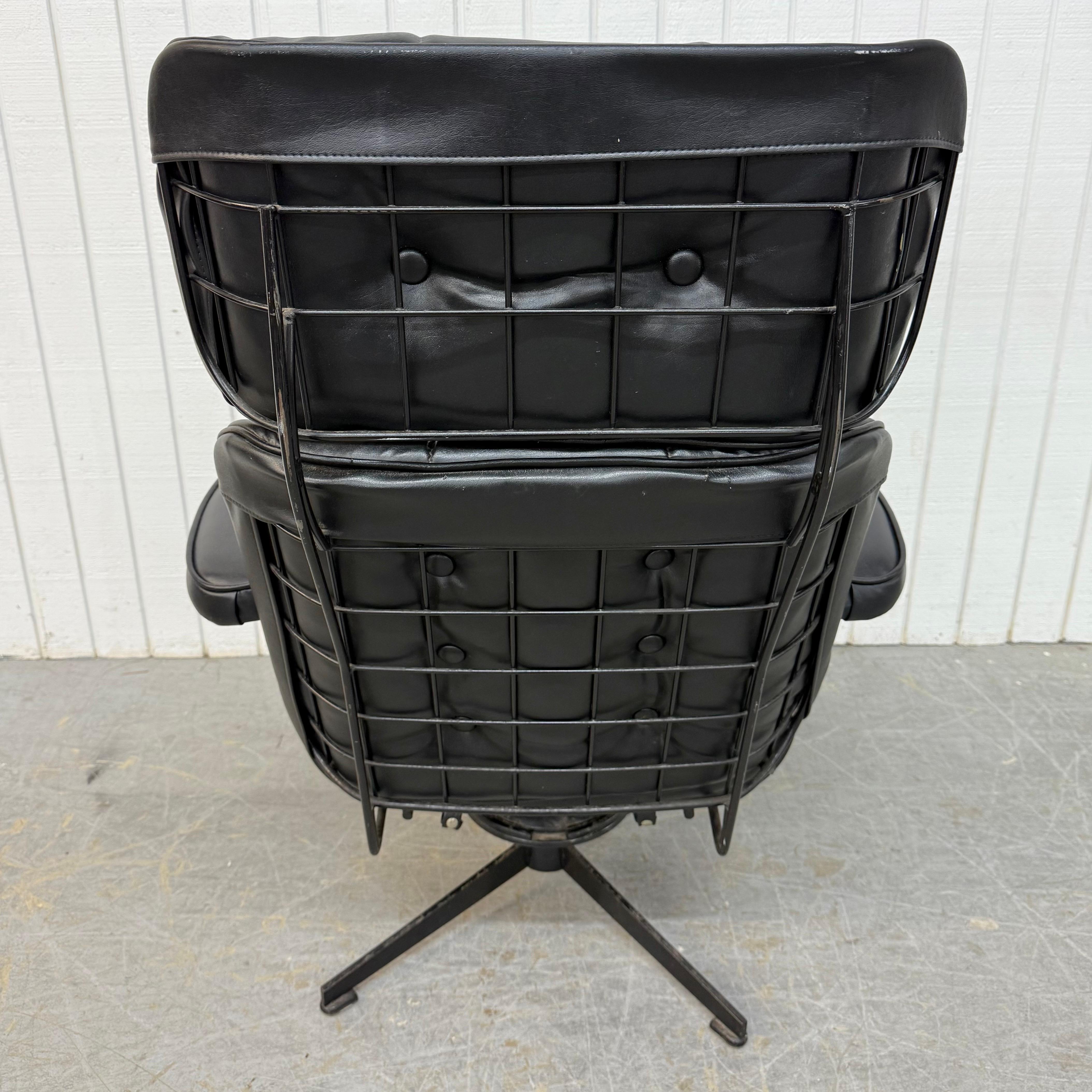 Milieu du XXe siècle Chaise longue pivotante en cuir noir Homecreast Mid-Century Modern Style Eames en vente