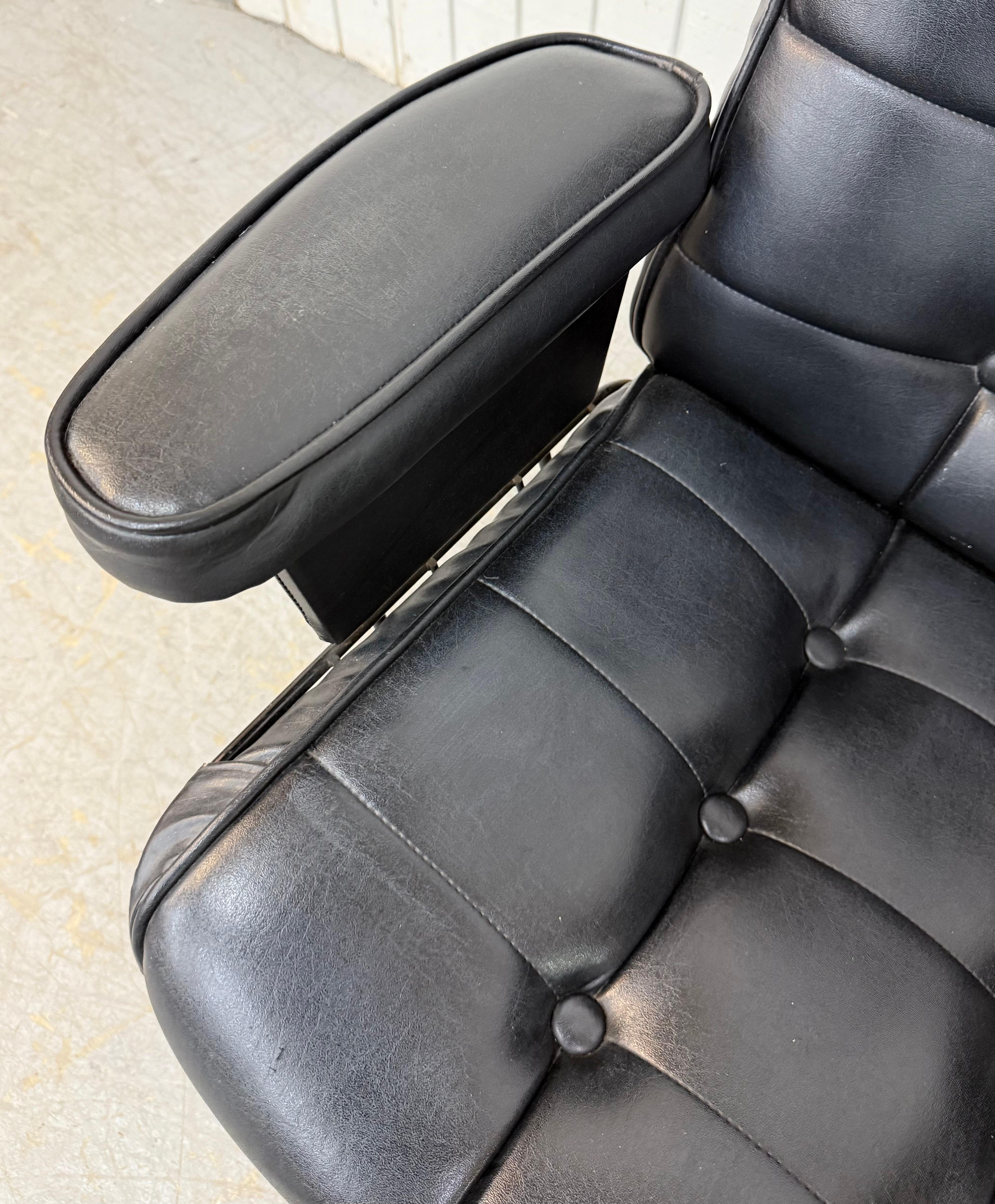 Chaise longue pivotante en cuir noir Homecreast Mid-Century Modern Style Eames en vente 1