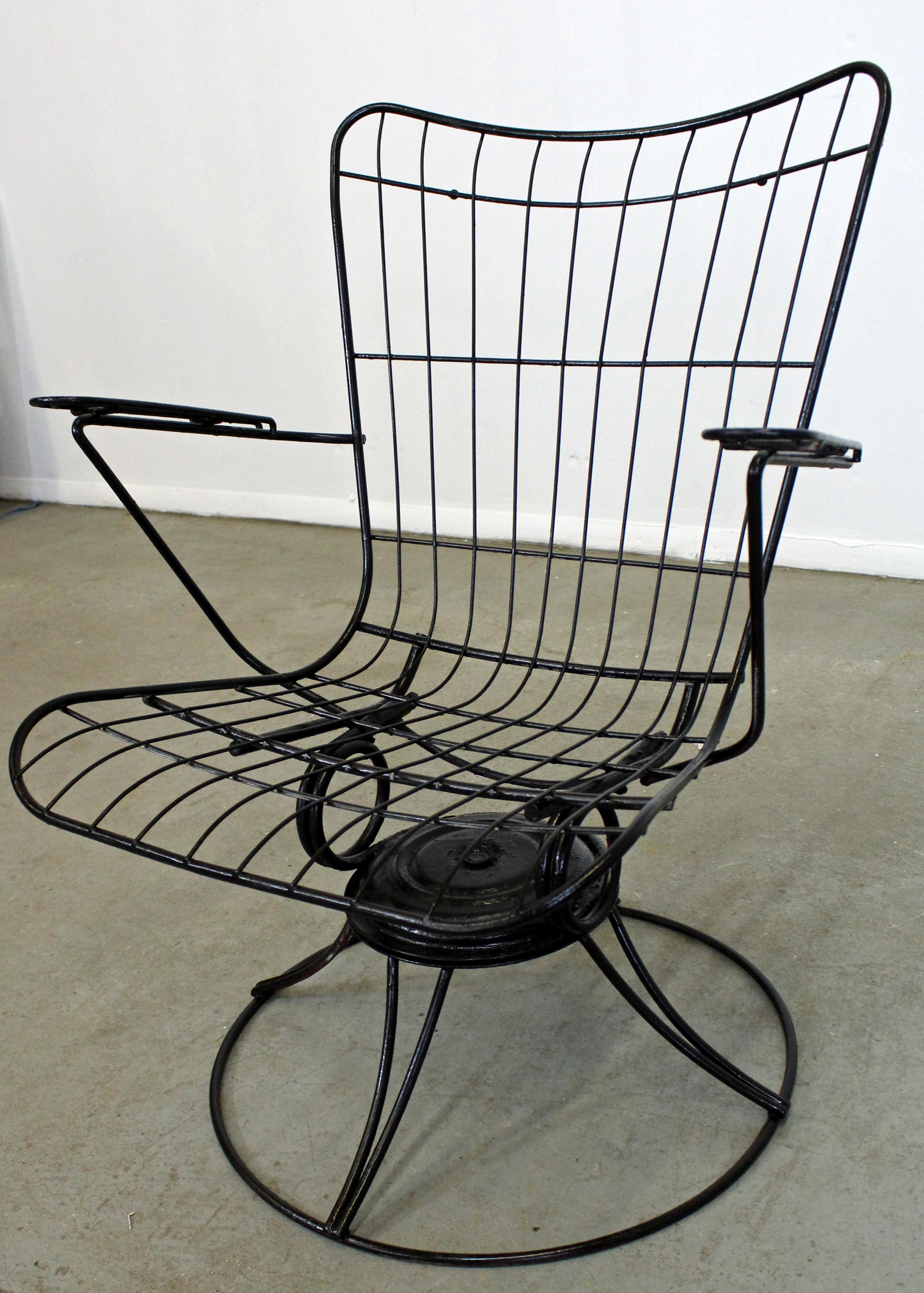 What a find. Offered is Mid-Century Modern outdoor lounge chair made by Homecrest. It is made of iron and it swivels and tilts. It is in excellent condition, has been painted black. It is not signed!

Dimensions:
26.5