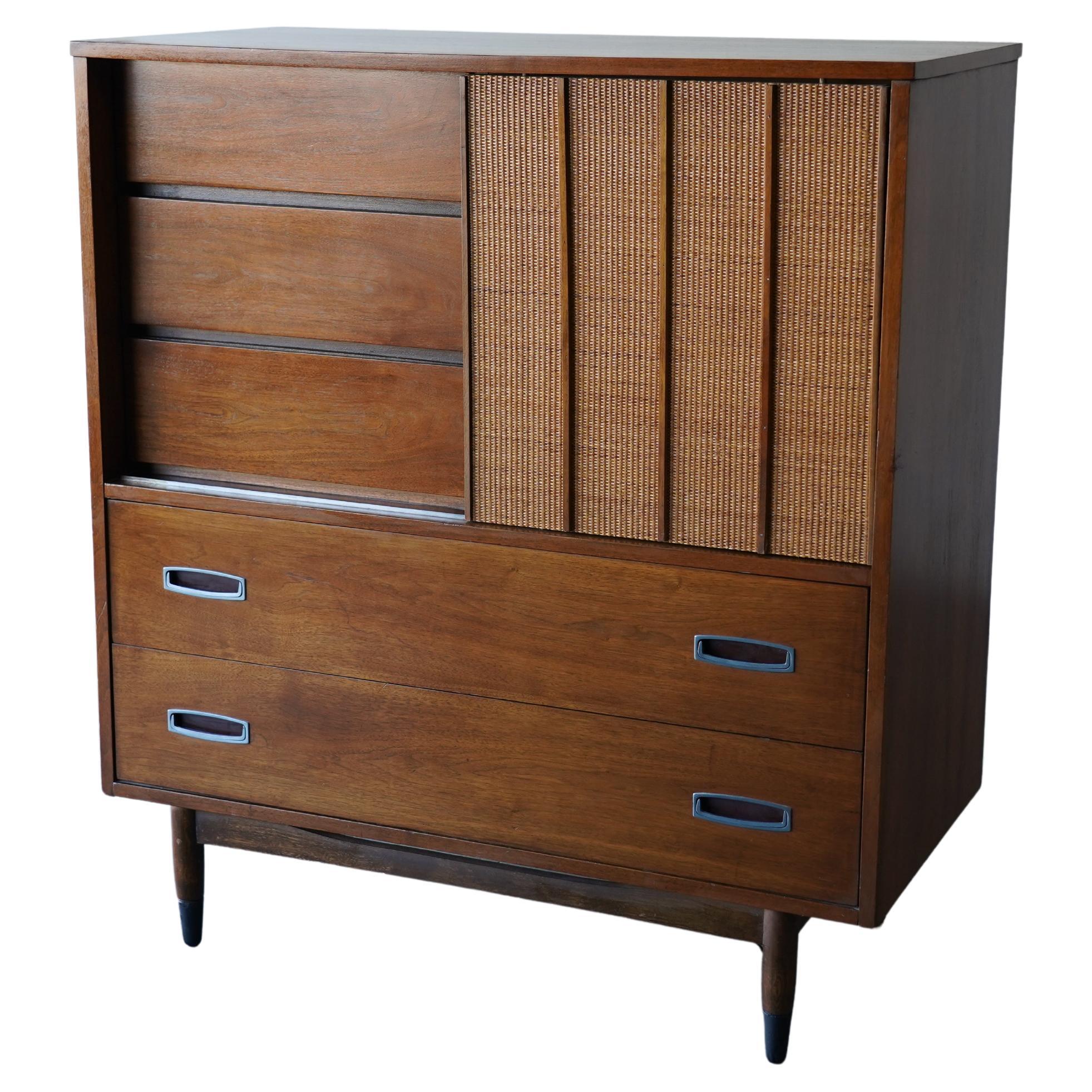Cómoda Highboy de Hooker Furniture, moderna de mediados de siglo en venta