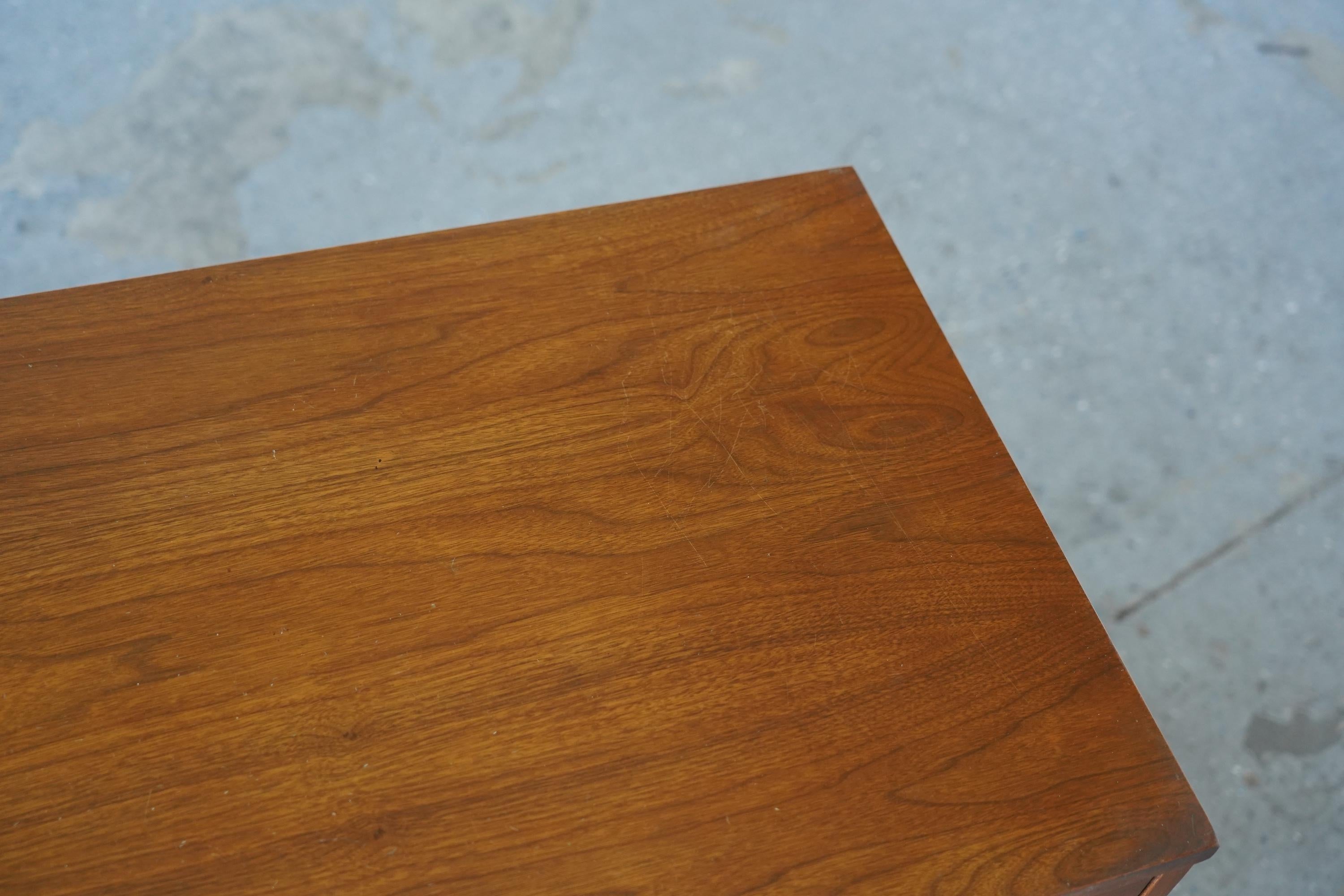 Cassettone/credenza Hooker in noce e canna di metà secolo moderno 64