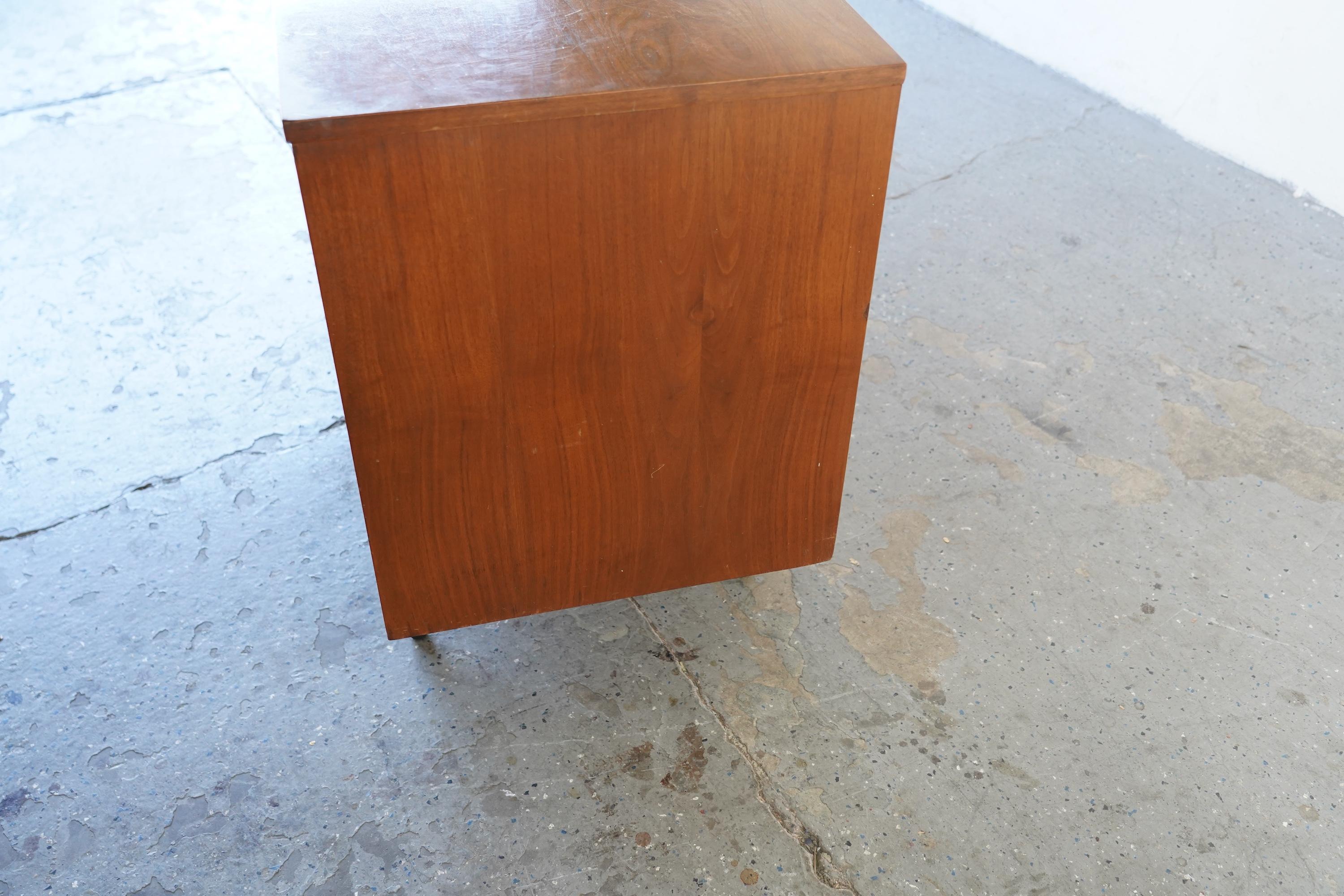 Cassettone/credenza Hooker in noce e canna di metà secolo moderno 64
