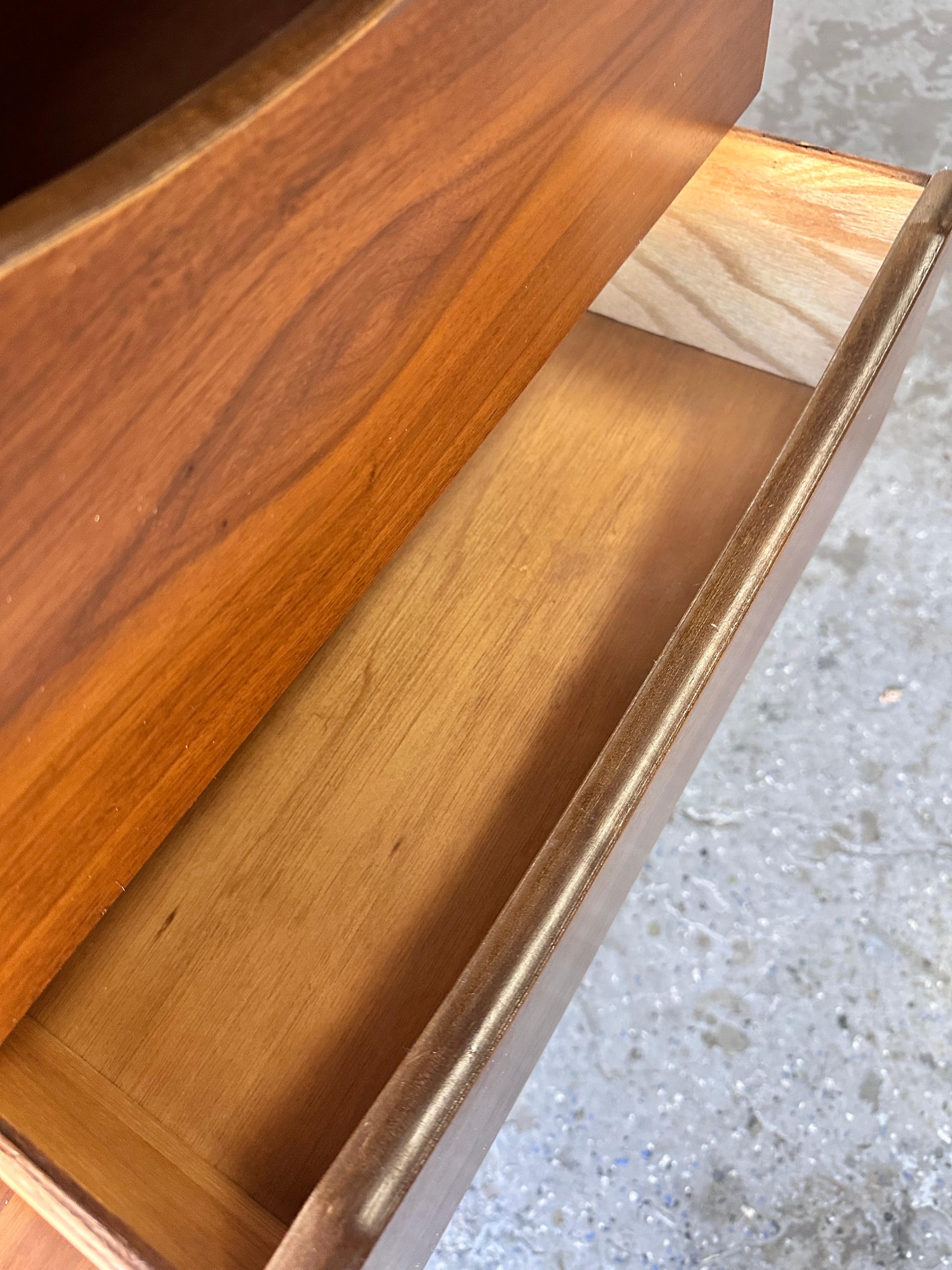 Cassettone/credenza Hooker in noce e canna di metà secolo moderno 64