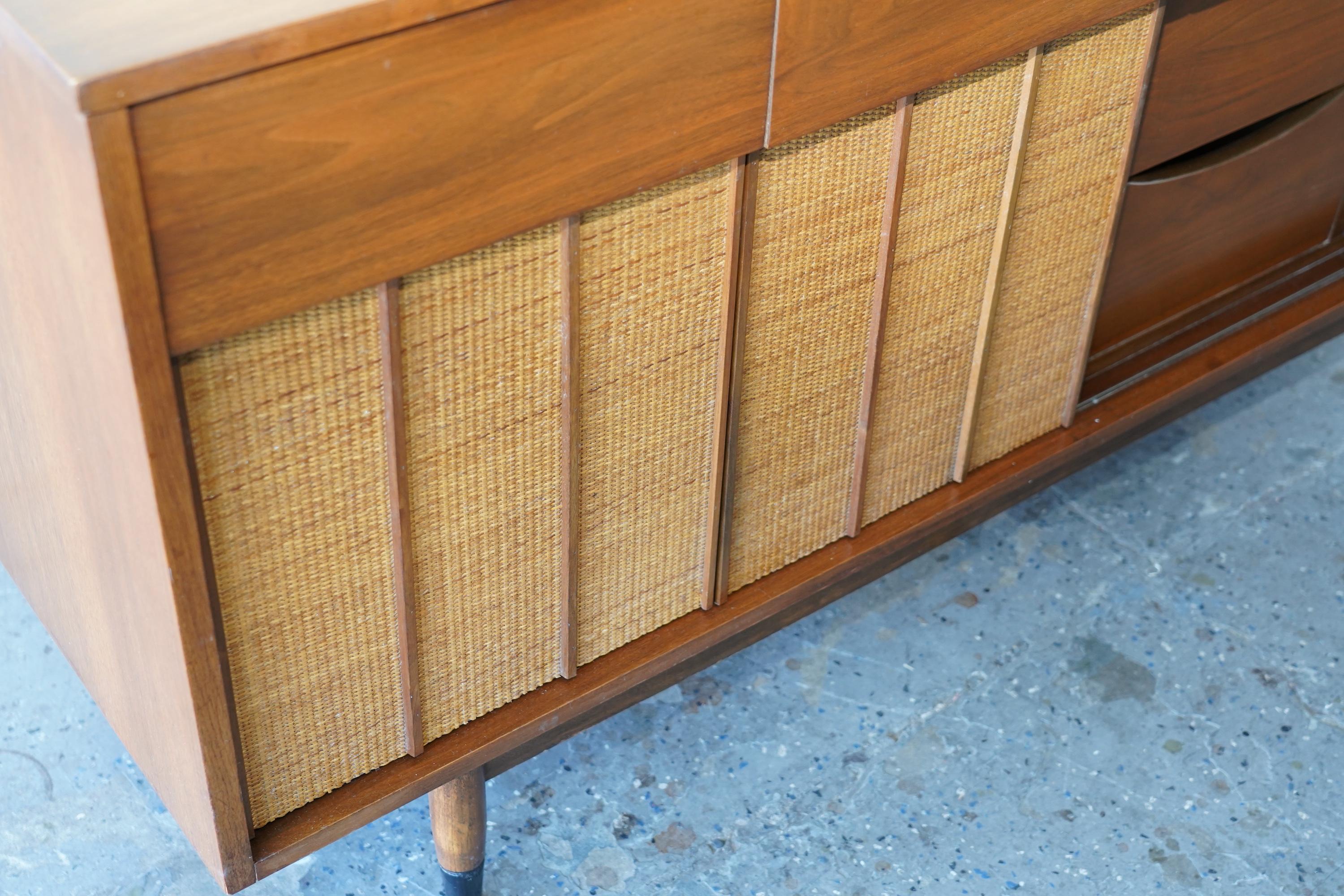 Cassettone/credenza Hooker in noce e canna di metà secolo moderno 64