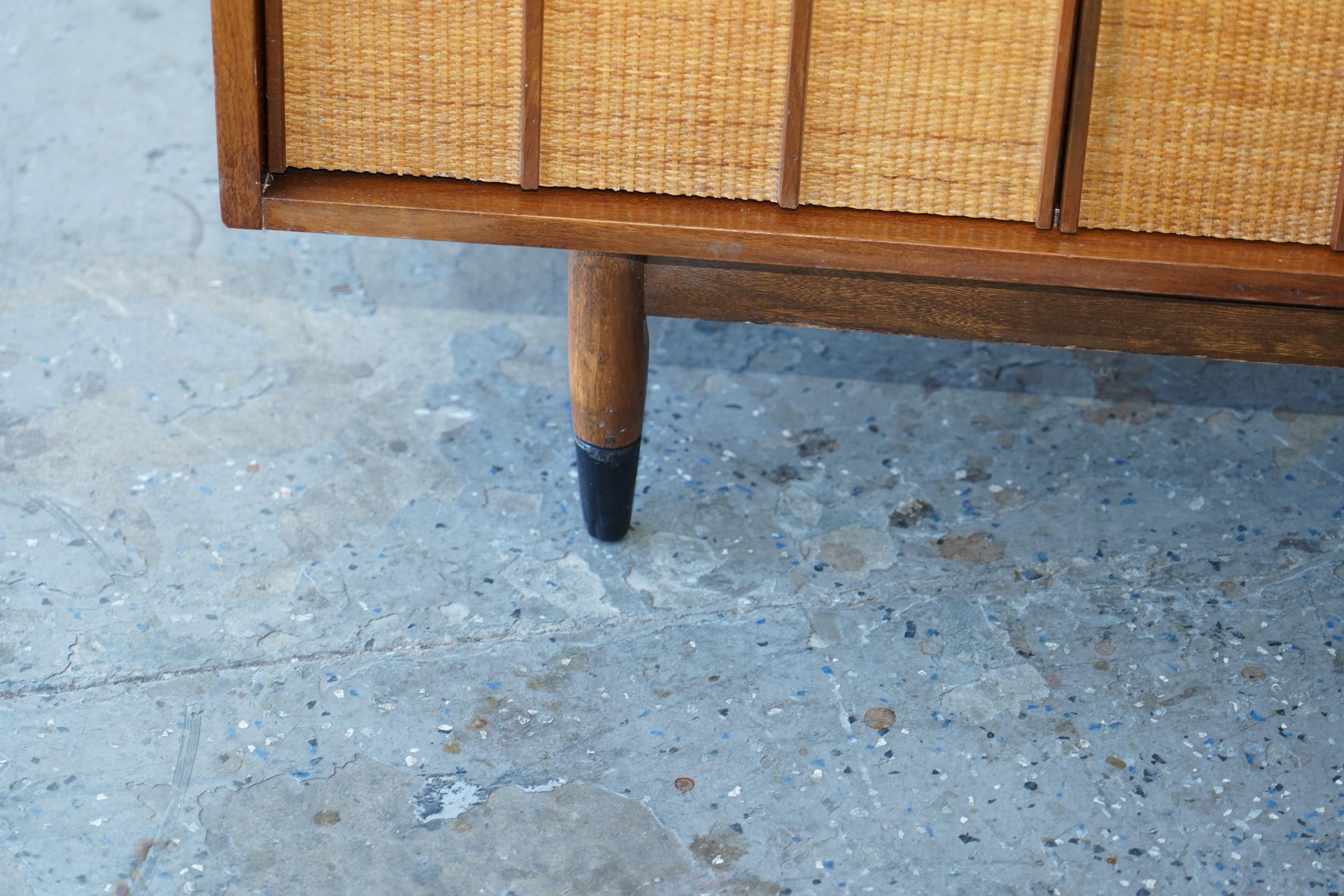 Cassettone/credenza Hooker in noce e canna di metà secolo moderno 64