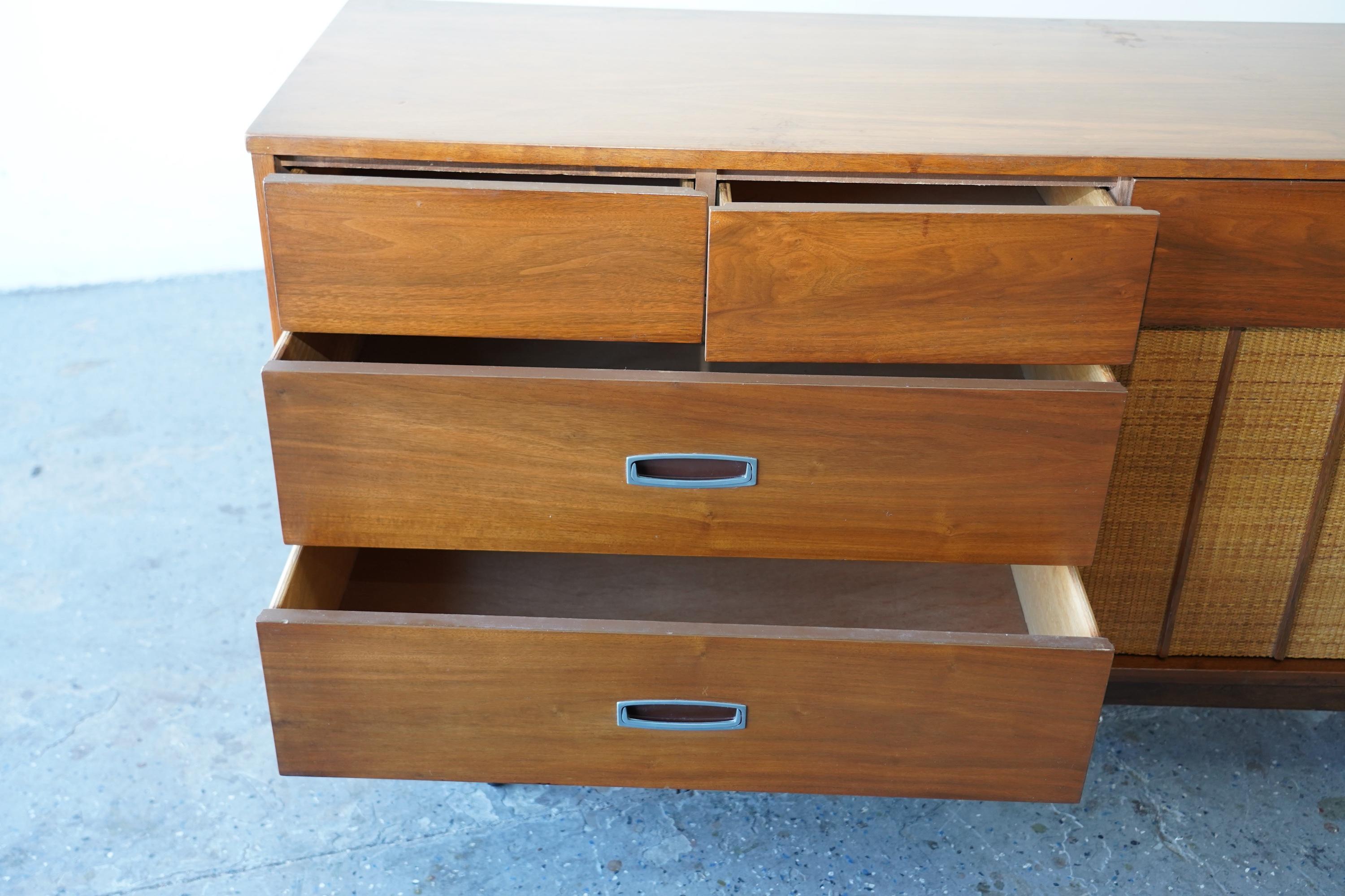 Cassettone/credenza Hooker in noce e canna di metà secolo moderno 64