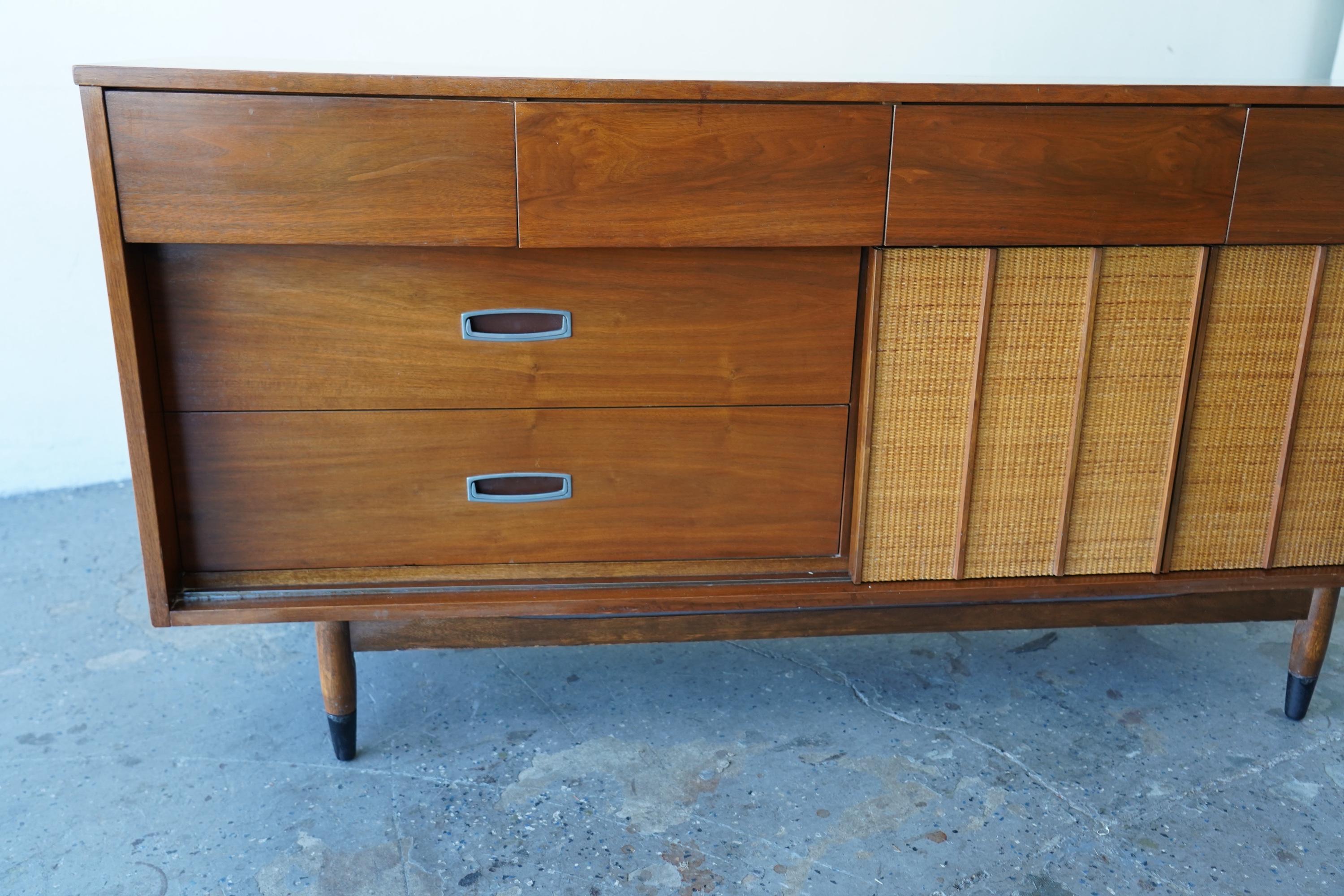 Cassettone/credenza Hooker in noce e canna di metà secolo moderno 64
