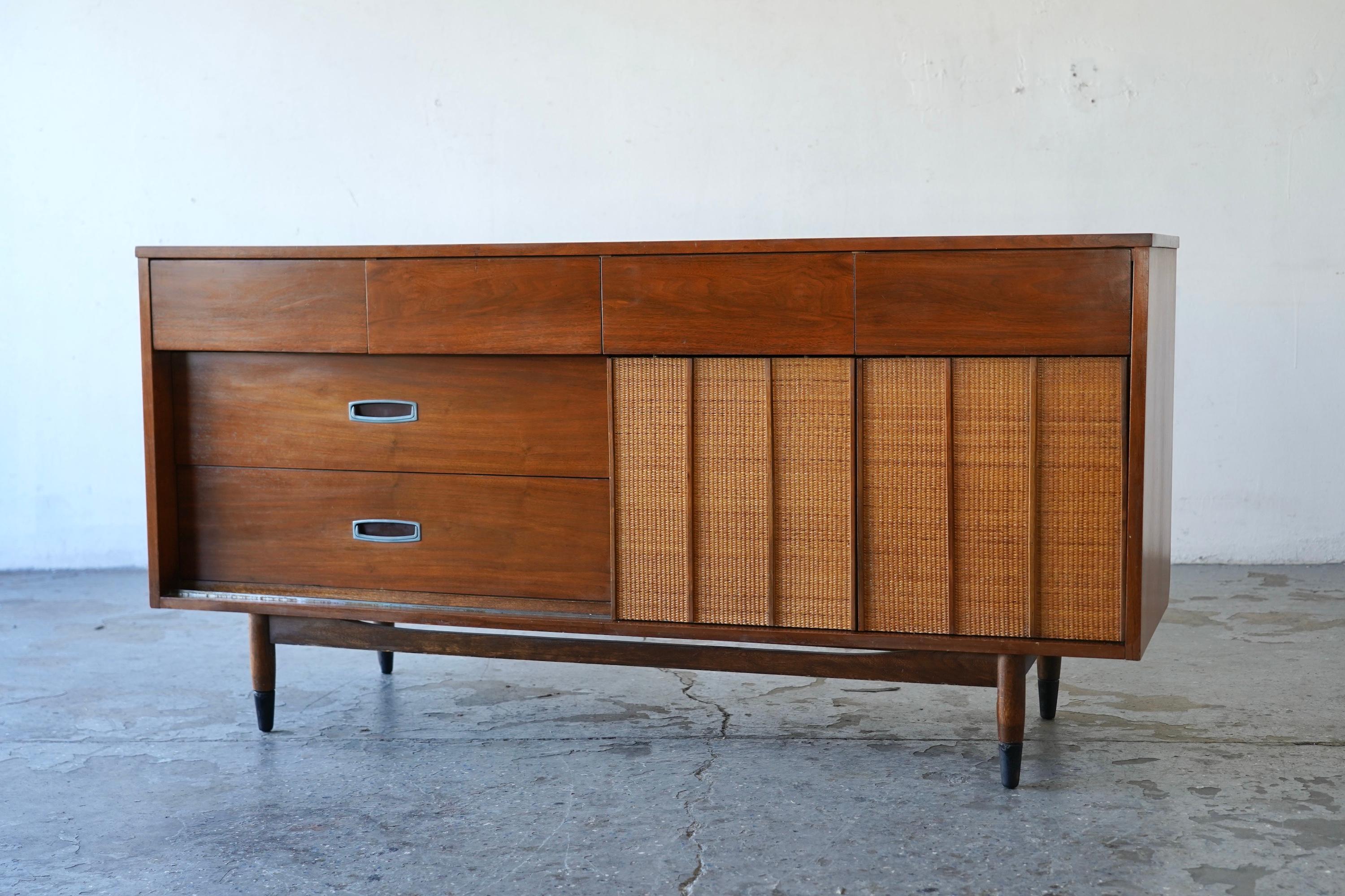 Bellissimo comò d'epoca in noce di Hooker Furniture, caratterizzato da un sorprendente mix di cassetti scolpiti e pannelli frontali intrecciati. Eccellente capacità di contenimento e linee classiche e pulite, gambe affusolate e calde venature del