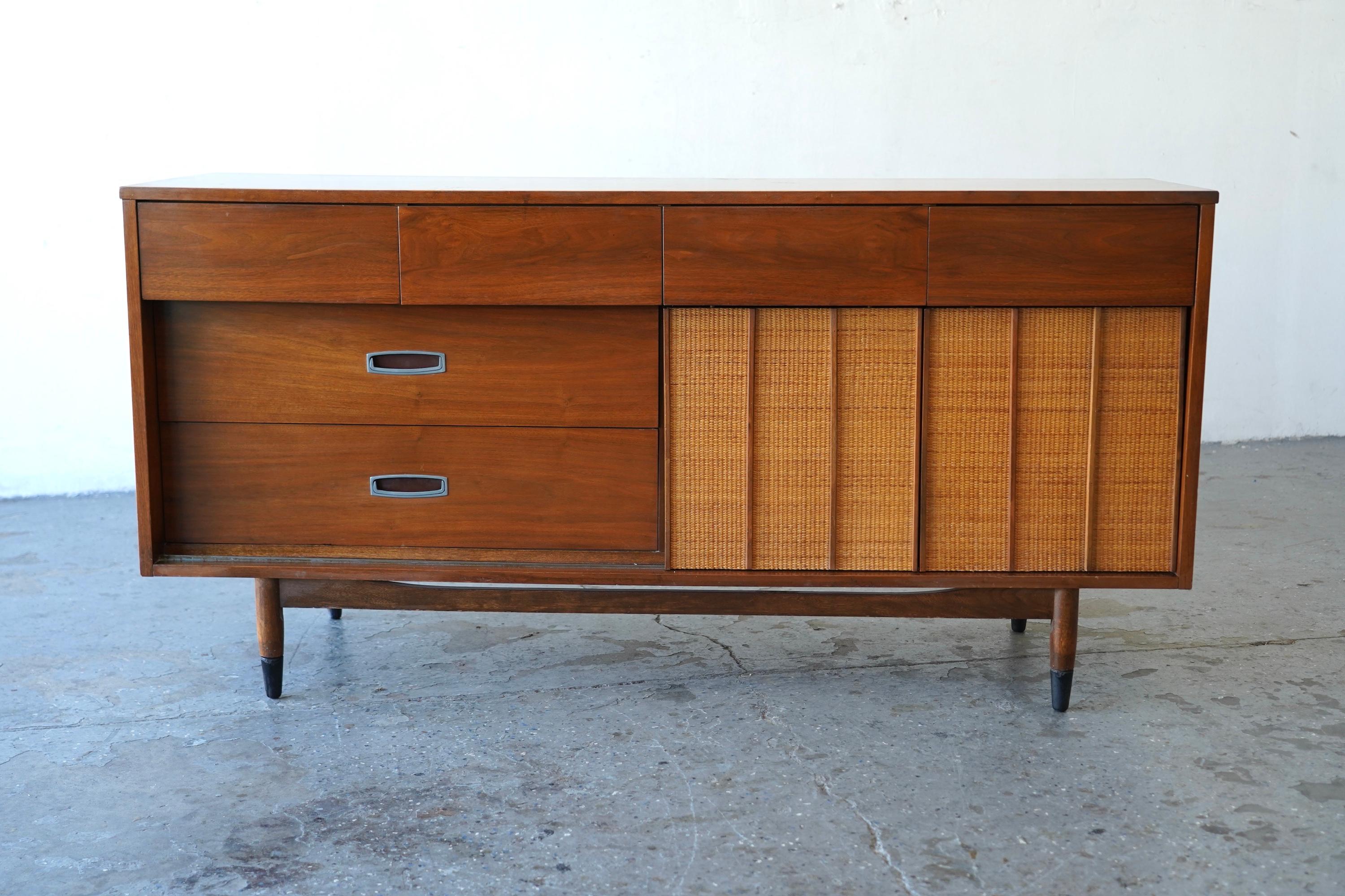 Mid-Century moderno Cassettone/credenza Hooker in noce e canna di metà secolo moderno 64