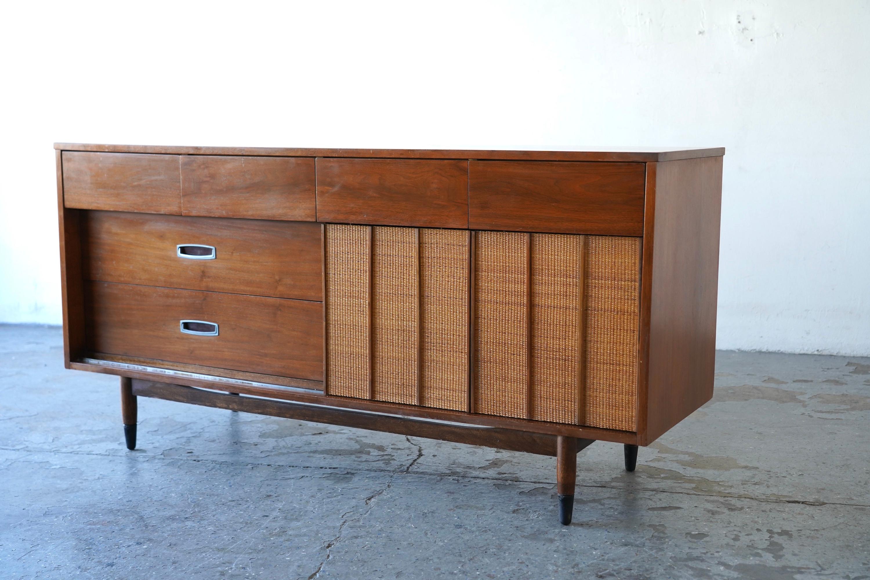 Cassettone/credenza Hooker in noce e canna di metà secolo moderno 64