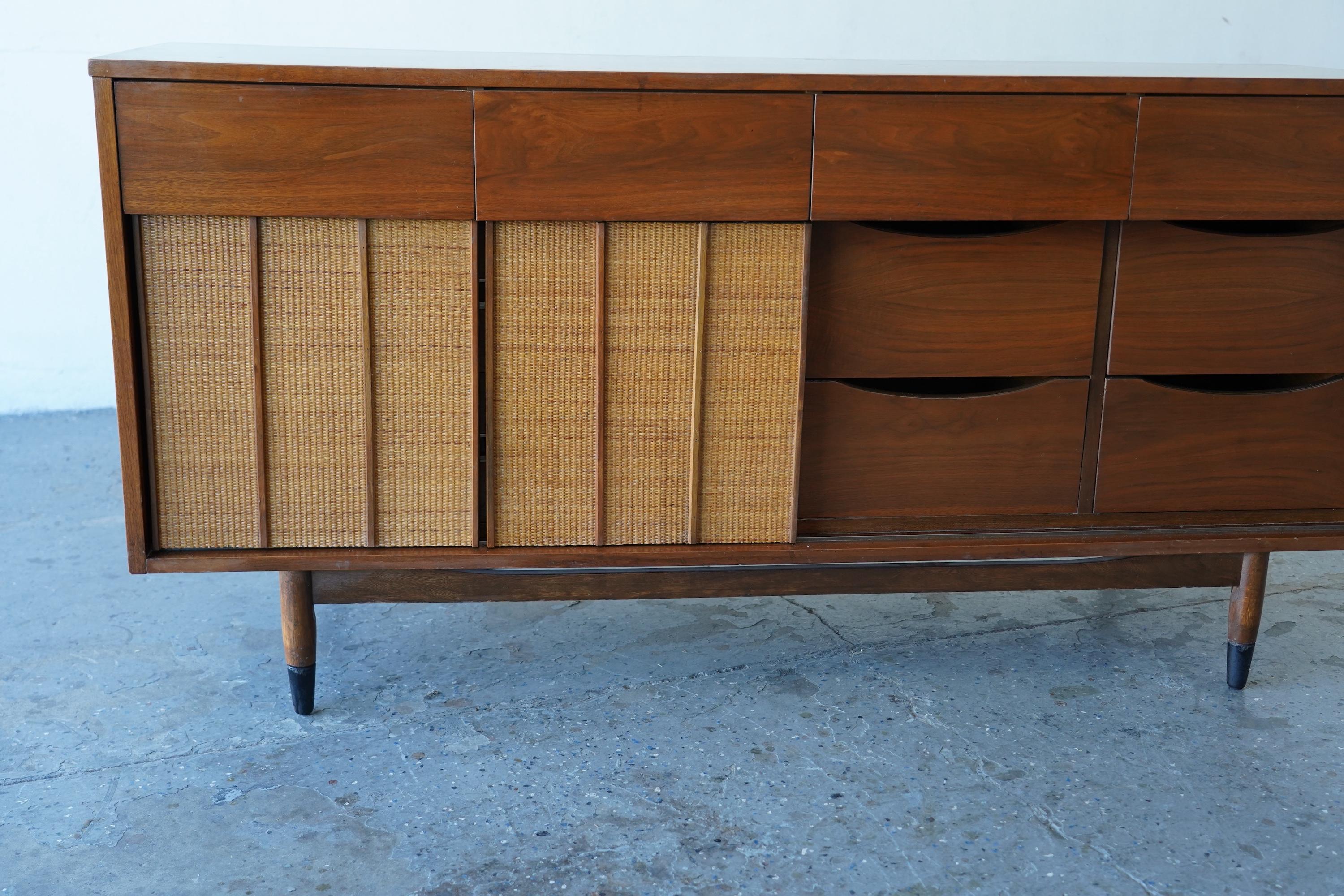 Metà XX secolo Cassettone/credenza Hooker in noce e canna di metà secolo moderno 64