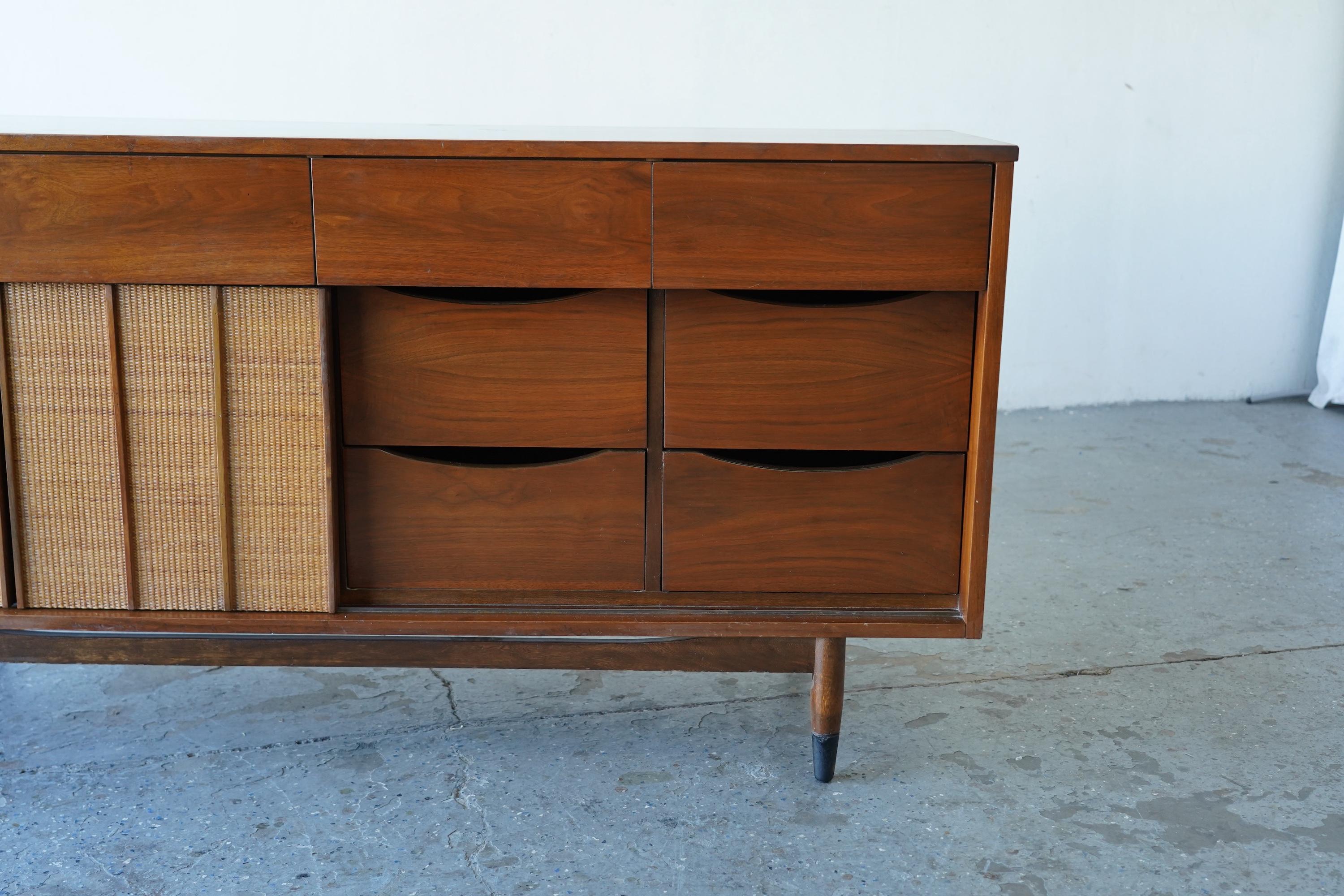 Canna Cassettone/credenza Hooker in noce e canna di metà secolo moderno 64