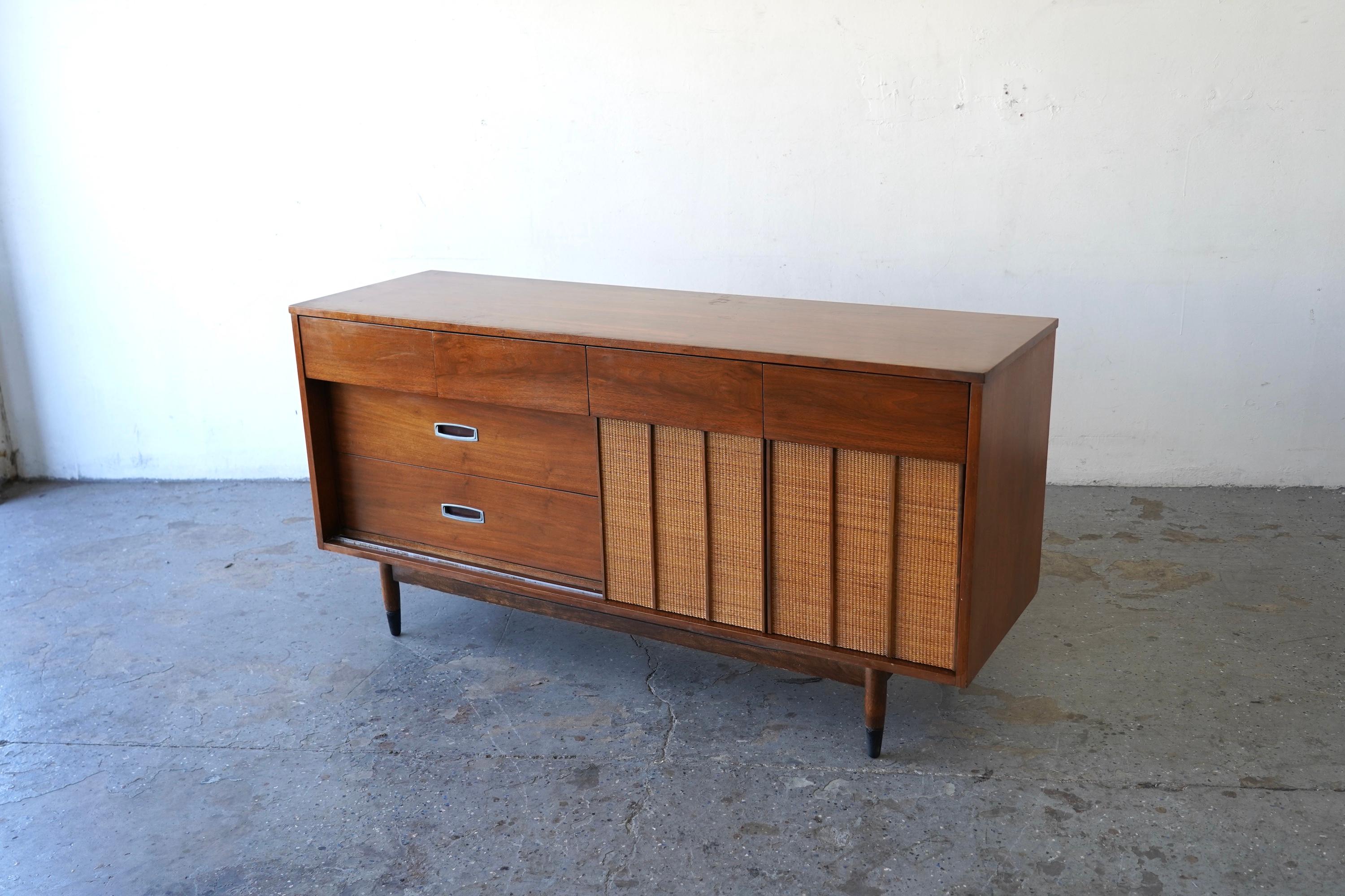 Cassettone/credenza Hooker in noce e canna di metà secolo moderno 64