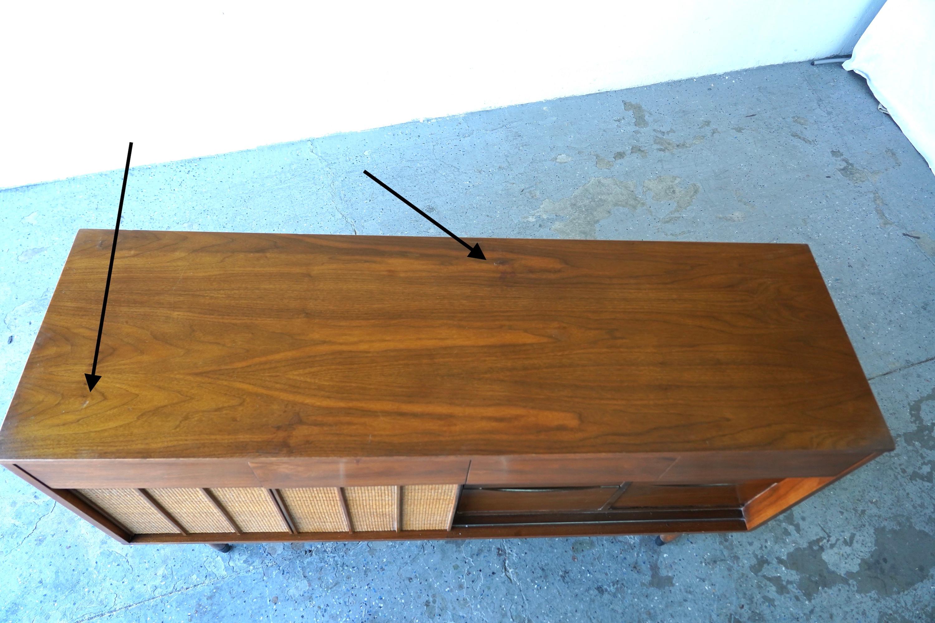 Cassettone/credenza Hooker in noce e canna di metà secolo moderno 64
